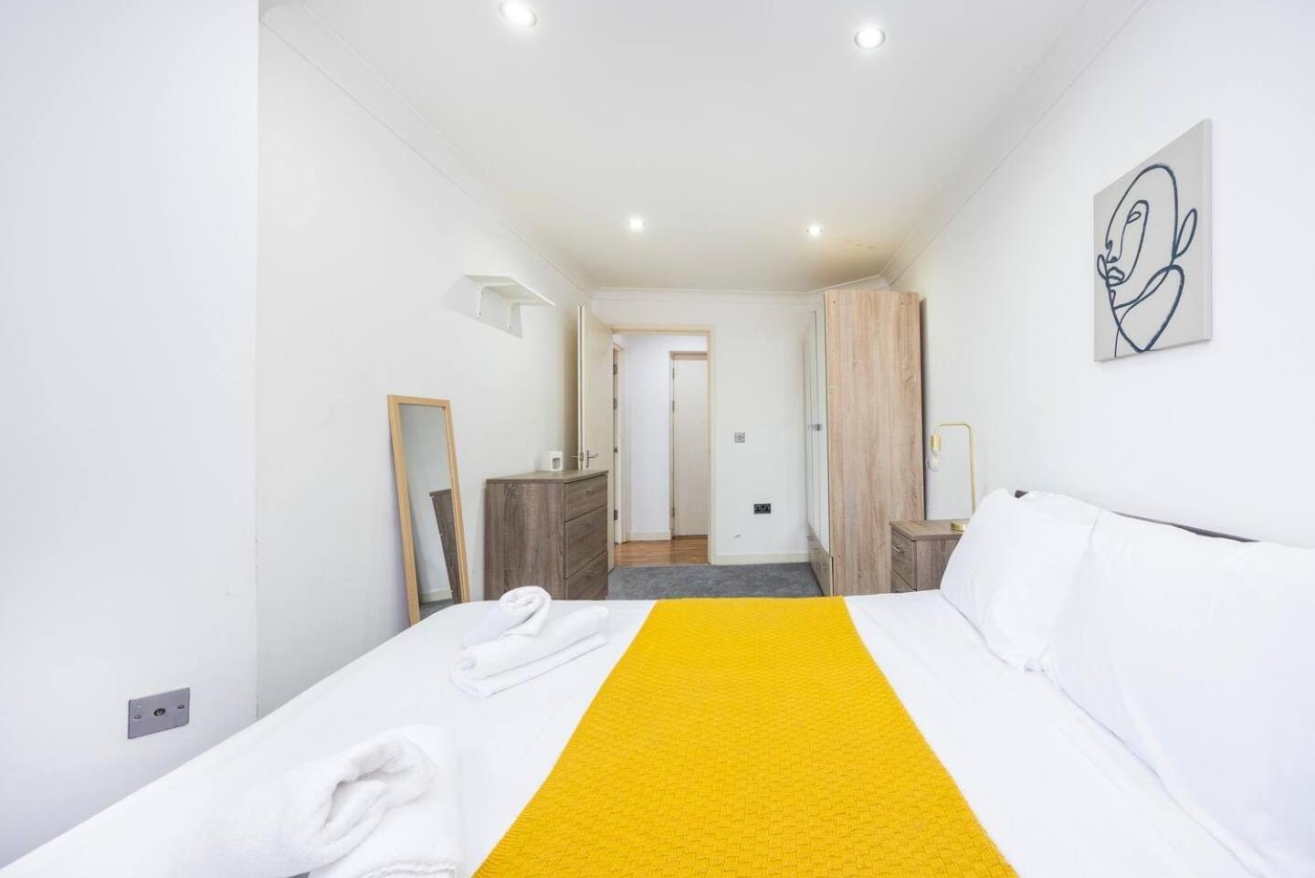 Chic Steps From Liverpool Street Holiday home