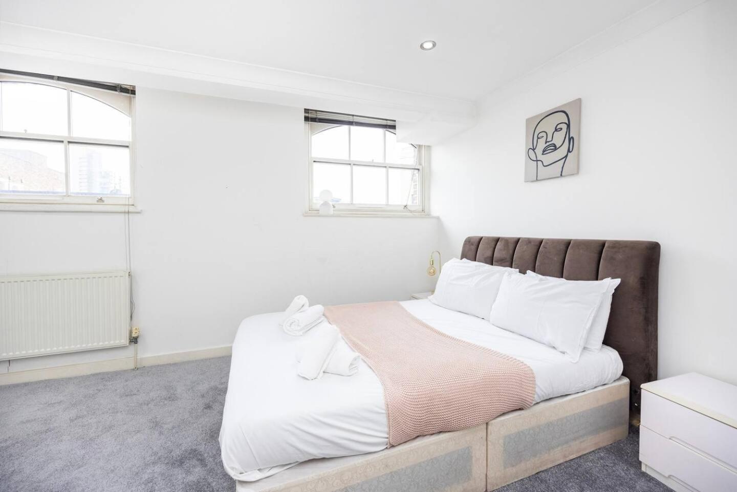 Chic Steps From Liverpool Street Holiday home London