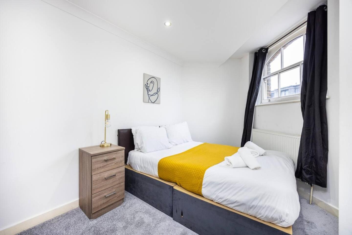Holiday home Chic Steps From Liverpool Street London