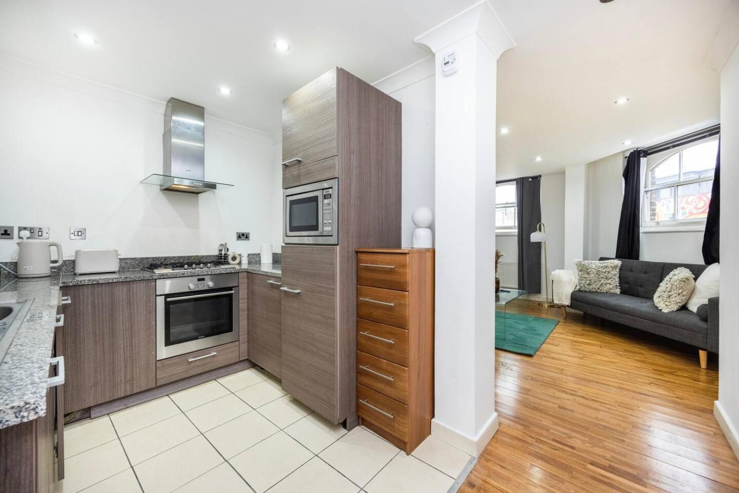 Chic Steps From Liverpool Street Holiday home