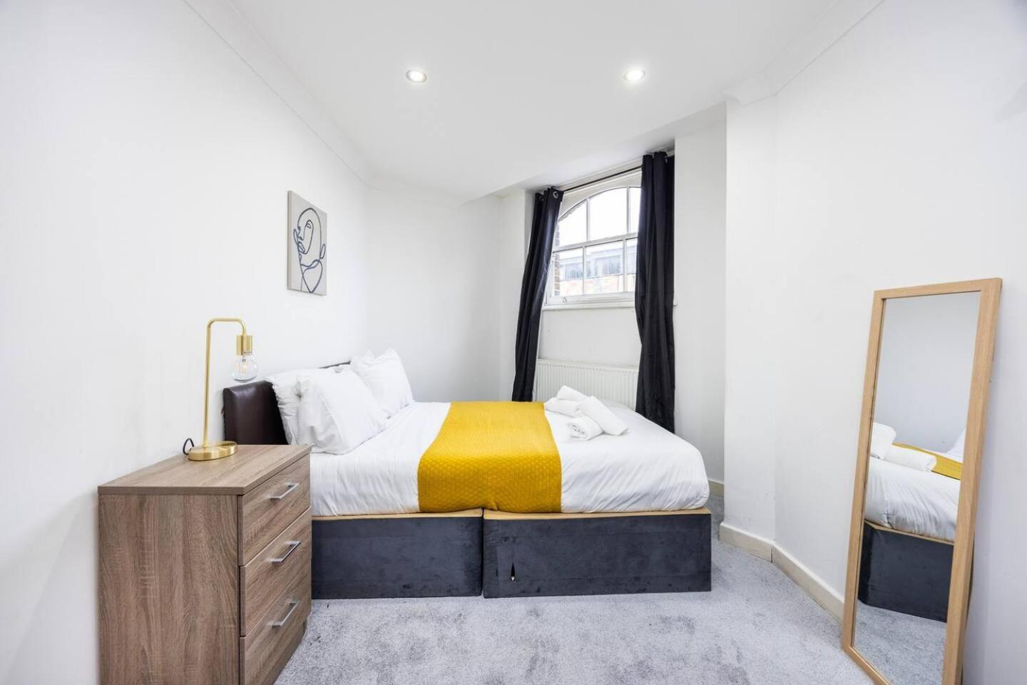 Chic Steps From Liverpool Street Holiday home *