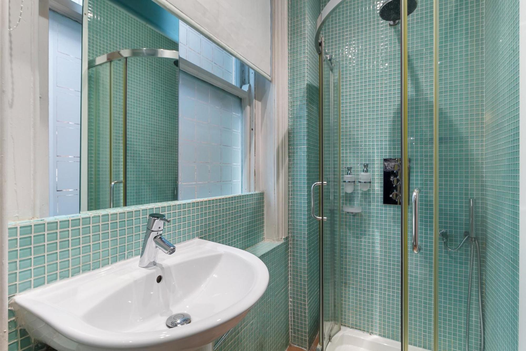 Elegant 3-bedroom In The Heart Of Piccadilly Circus No Lift- 4gl Londen
