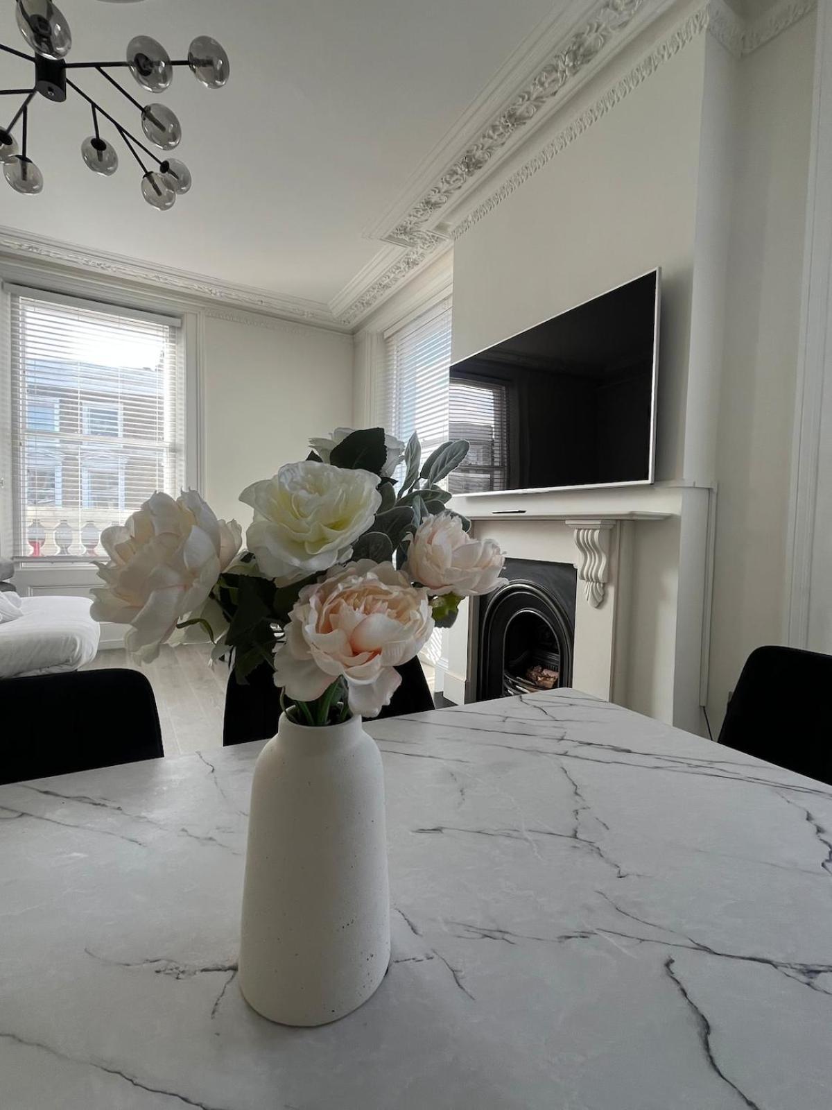- Chalk Farm Station Apartment *