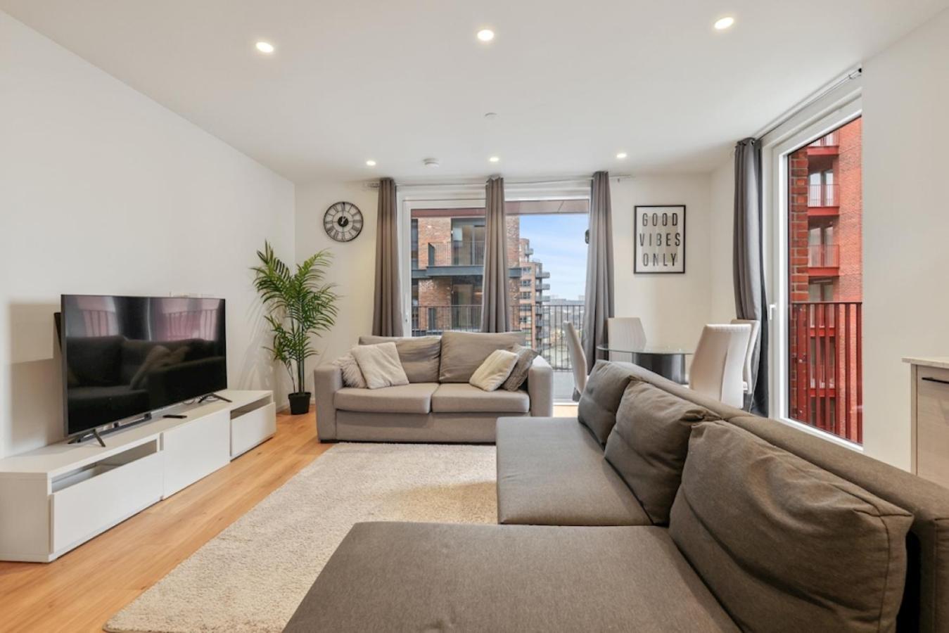East 2 Riverside Apartment *