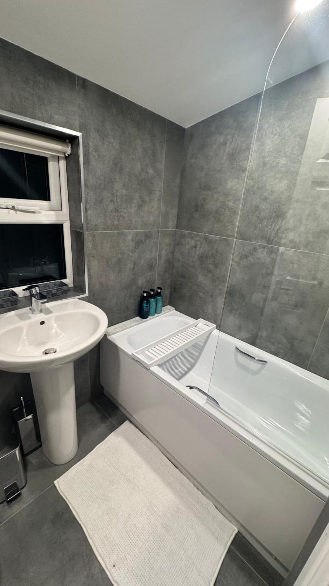 Apartment 2 Bedroom 2 Bth Deluxe Suite, Netflix Games, Near Putney Station, Fulham And Wimbledon, Ideal For Business And Relocator *