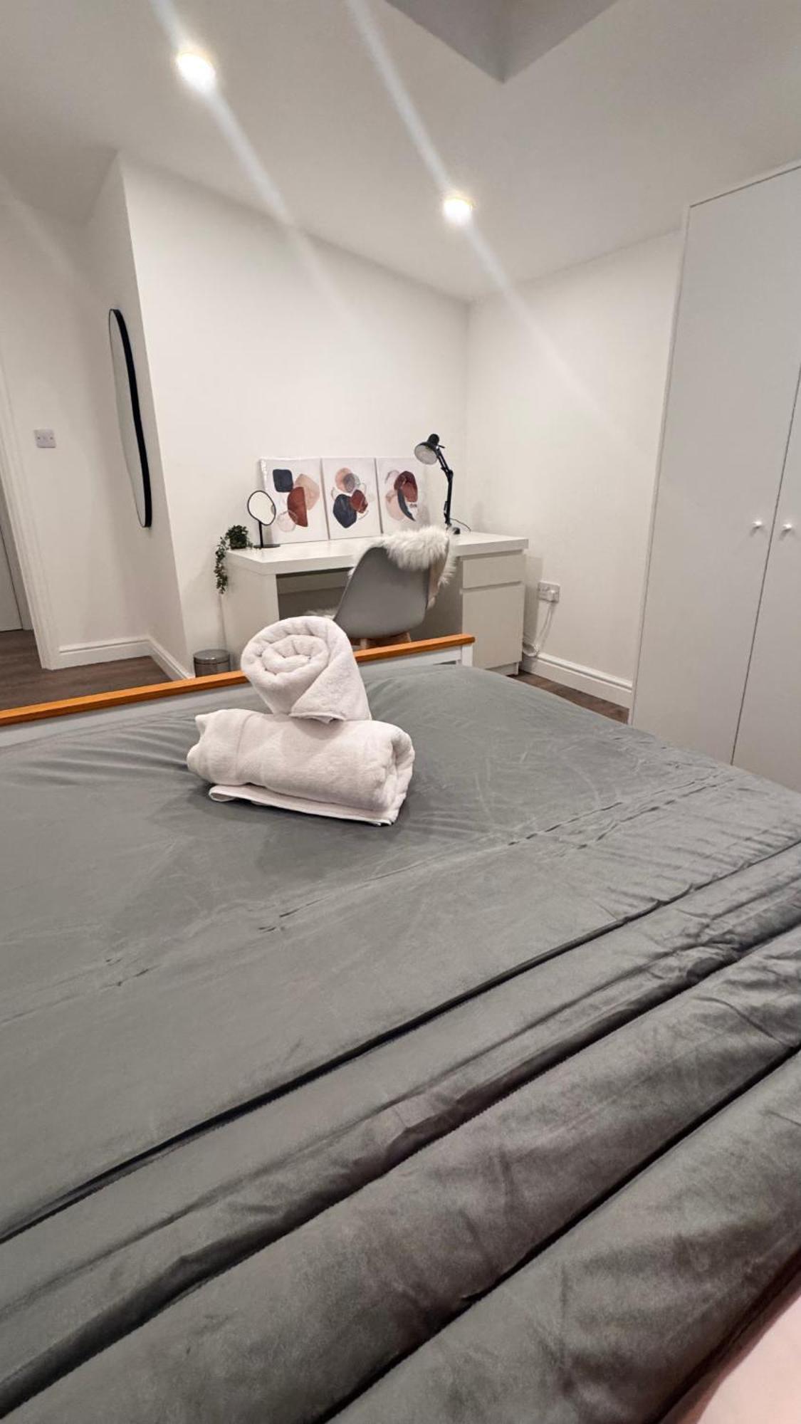 Apartment 2 Bedroom 2 Bth Deluxe Suite, Netflix Games, Near Putney Station, Fulham And Wimbledon, Ideal For Business And Relocator