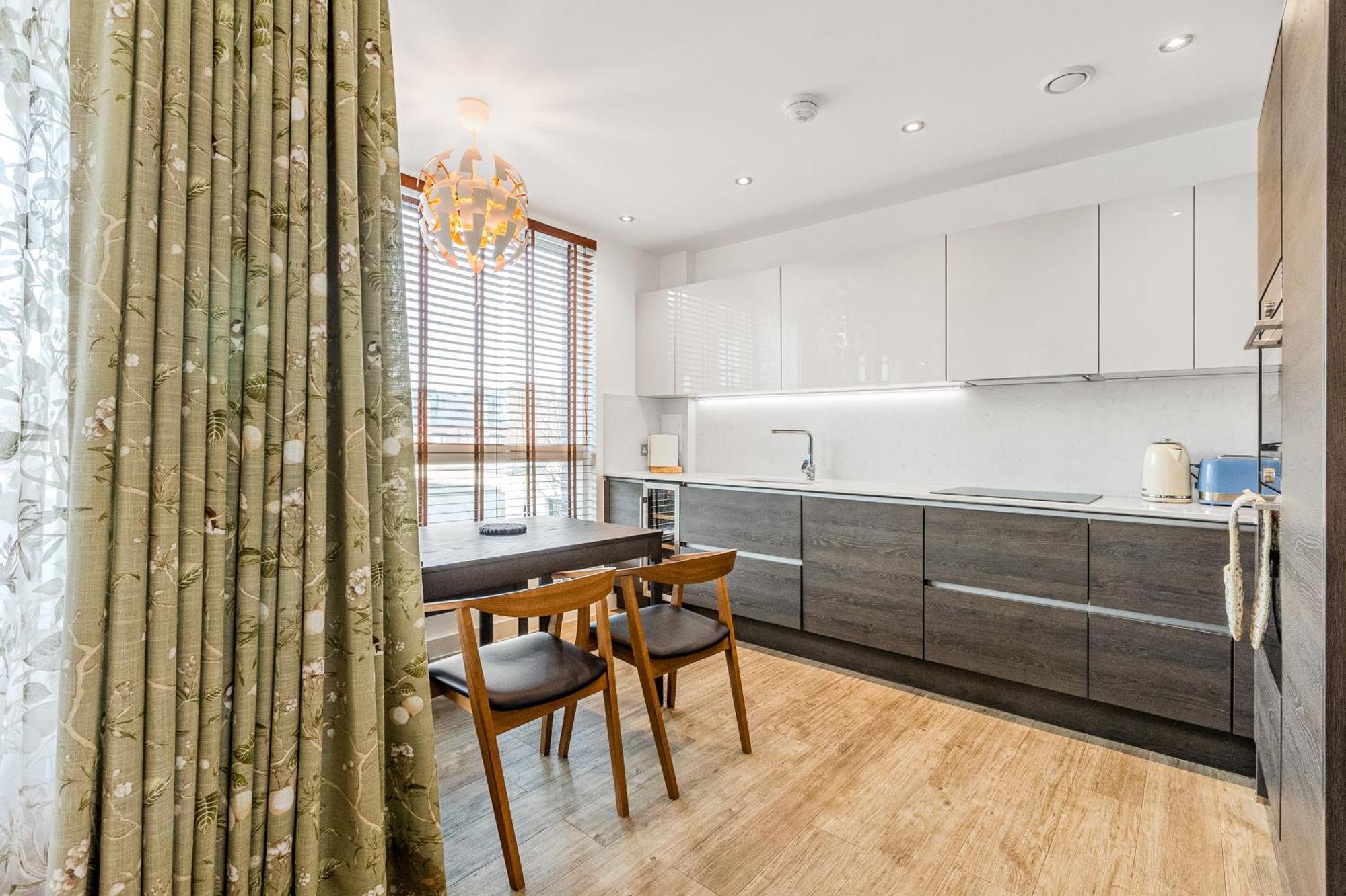 Bright 1 Bdr With Terrace & Great Travel Links * Londen