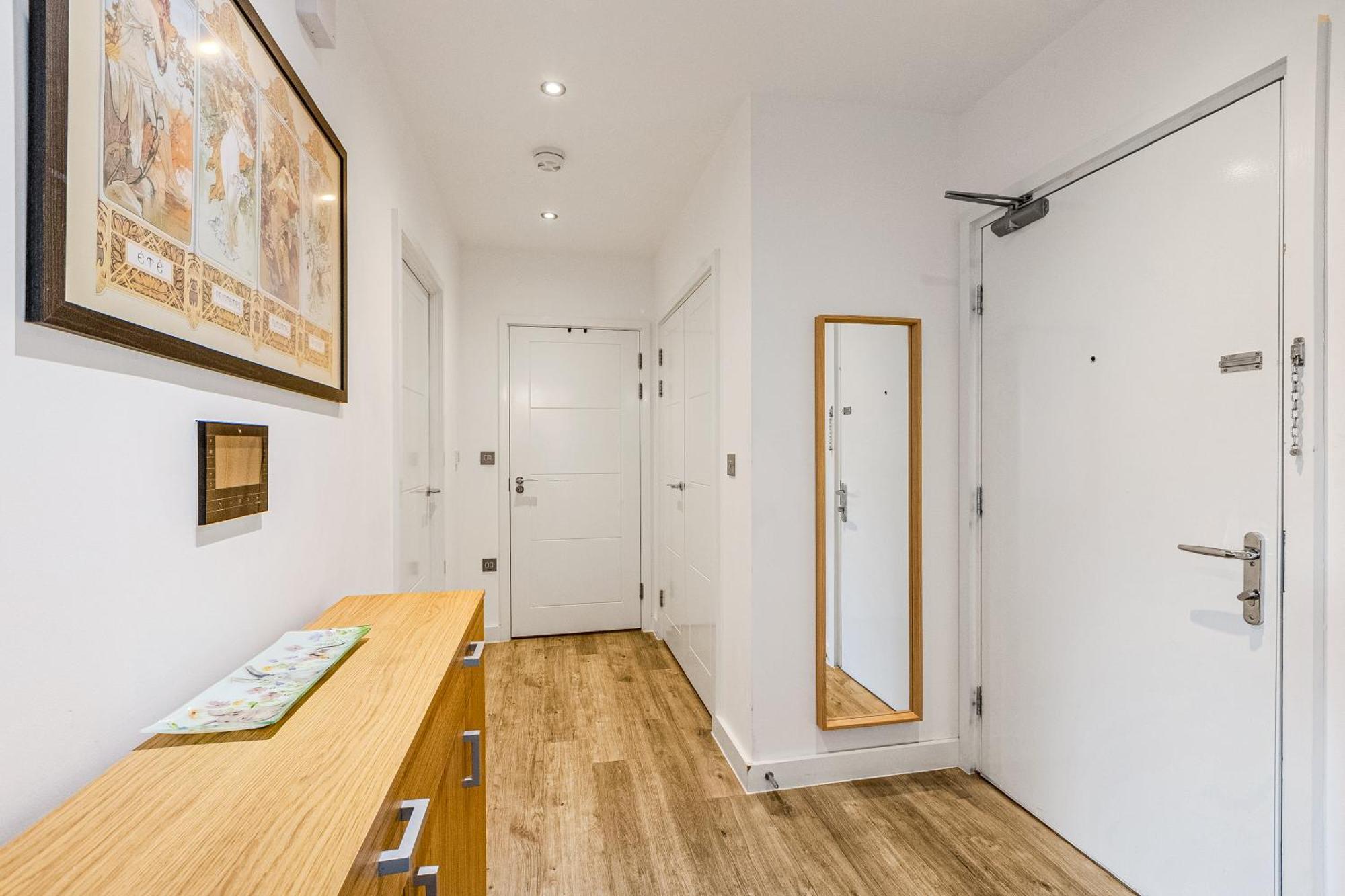 Bright 1 Bdr With Terrace & Great Travel Links Appartement *