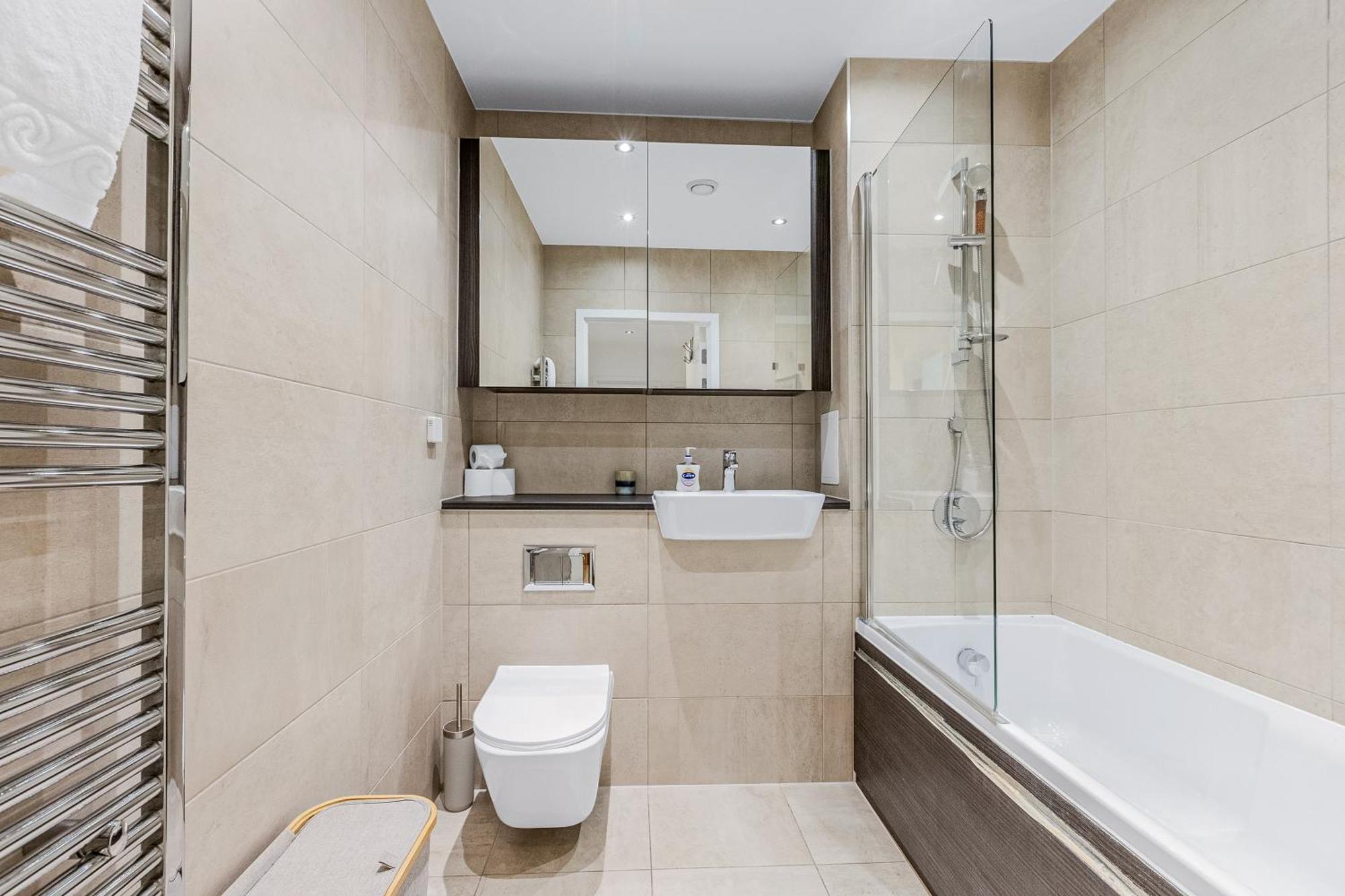 Bright 1 Bdr With Terrace & Great Travel Links Londen