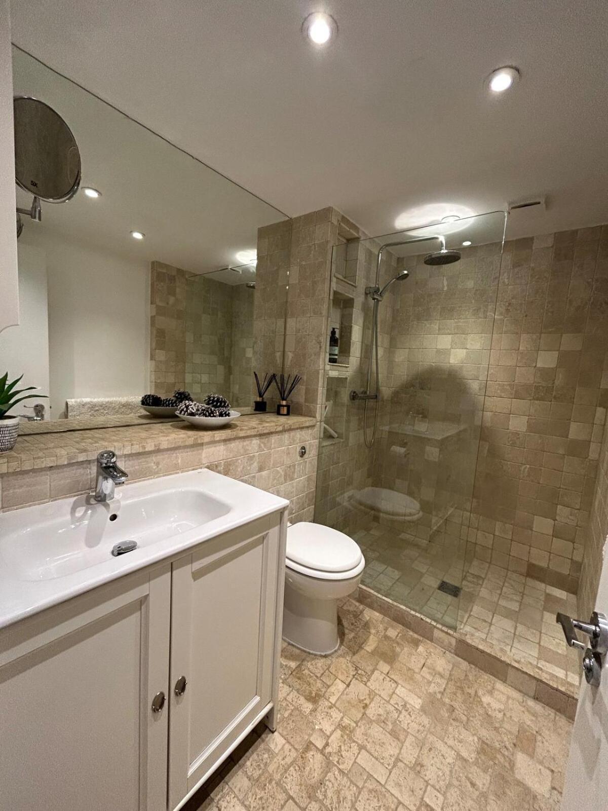 Sophisticated 2 Bed Apartment, Hyde Park Apartment *