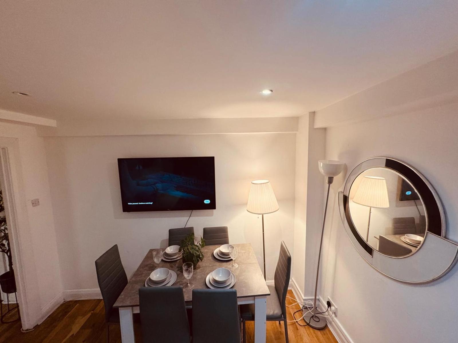 2 Bedroom Flat Hyde Park Apartment *