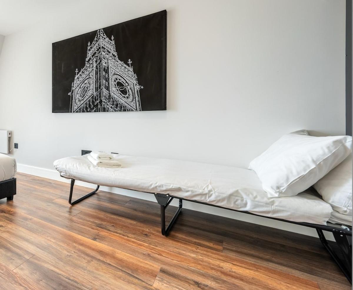 West Sleeps 5 - Zone 2 Apartment