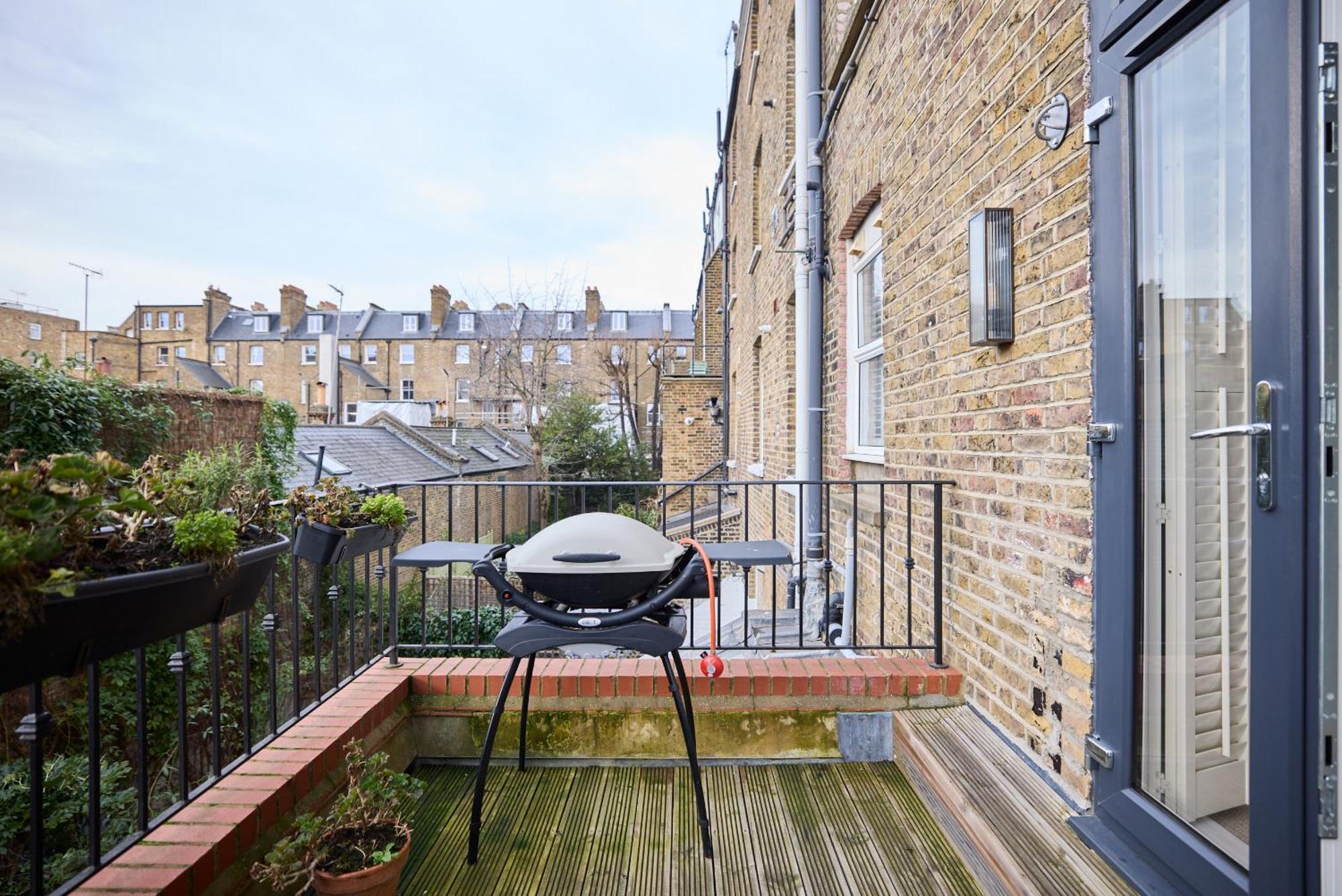 The Chelsea Gem - Charming 1bdr With Balcony Apartment *