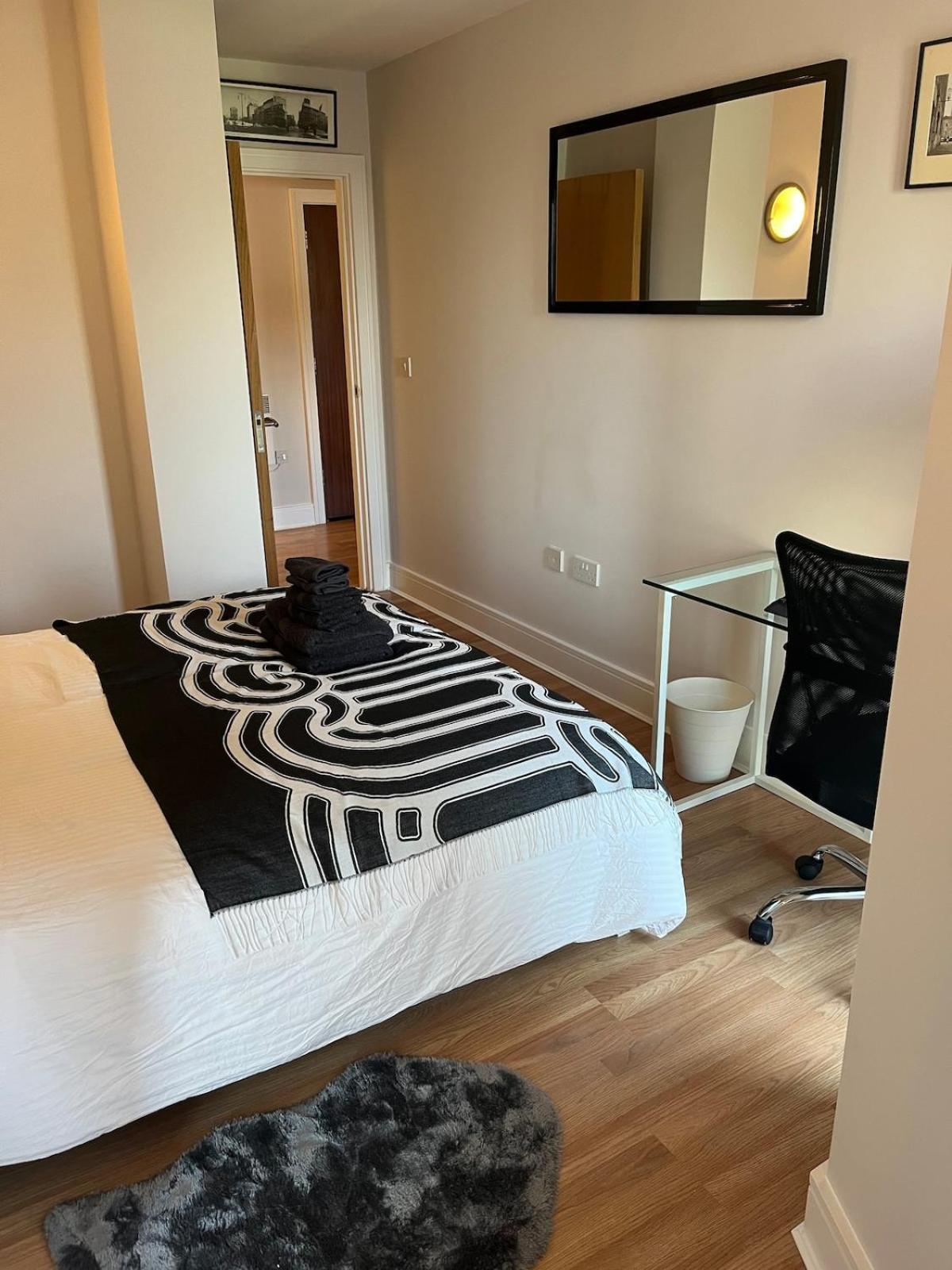 Limehouse Marina, Large 2 Bed Apartment