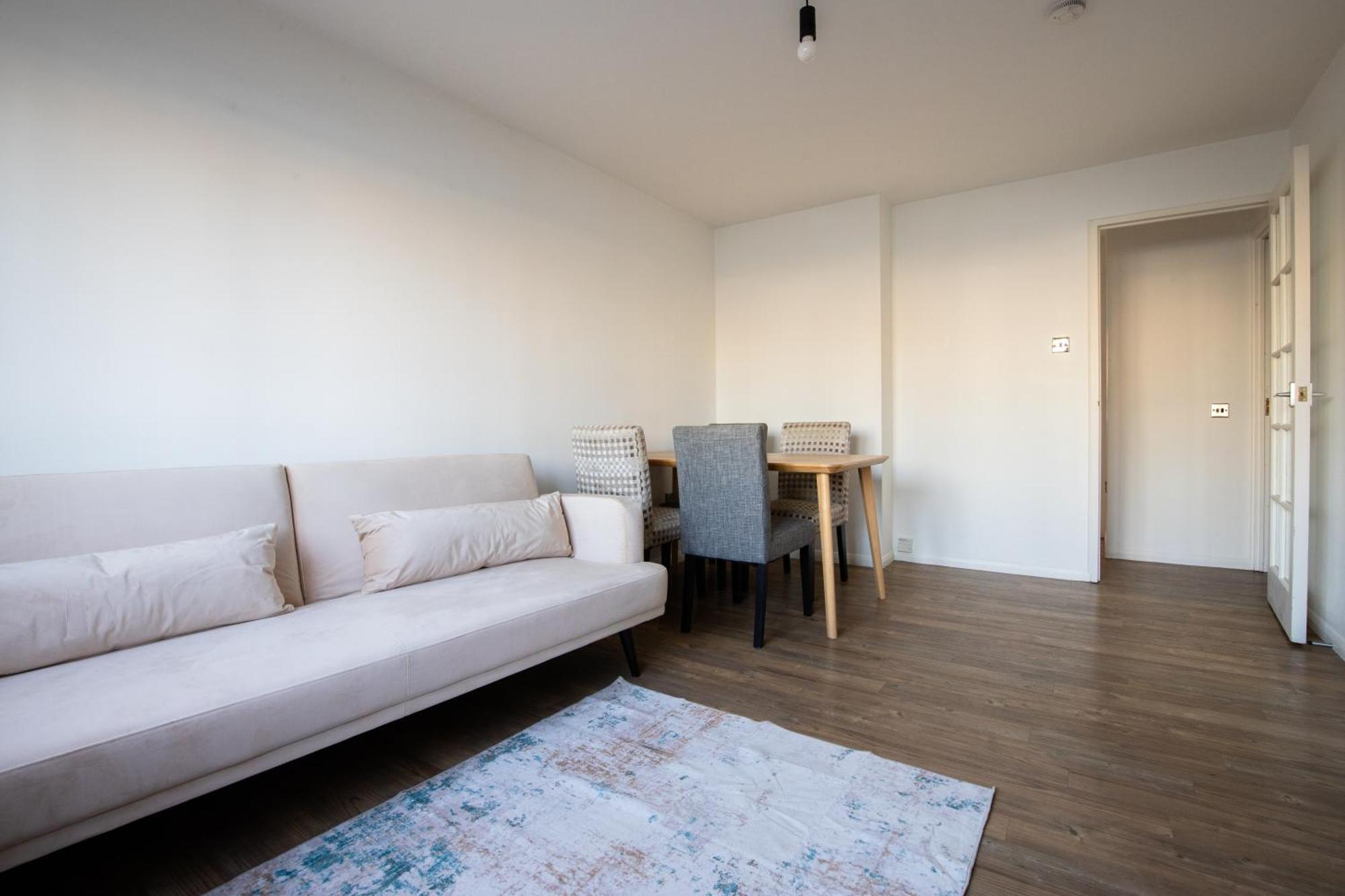 Londwell, Canary Wharf Riverfront Chic