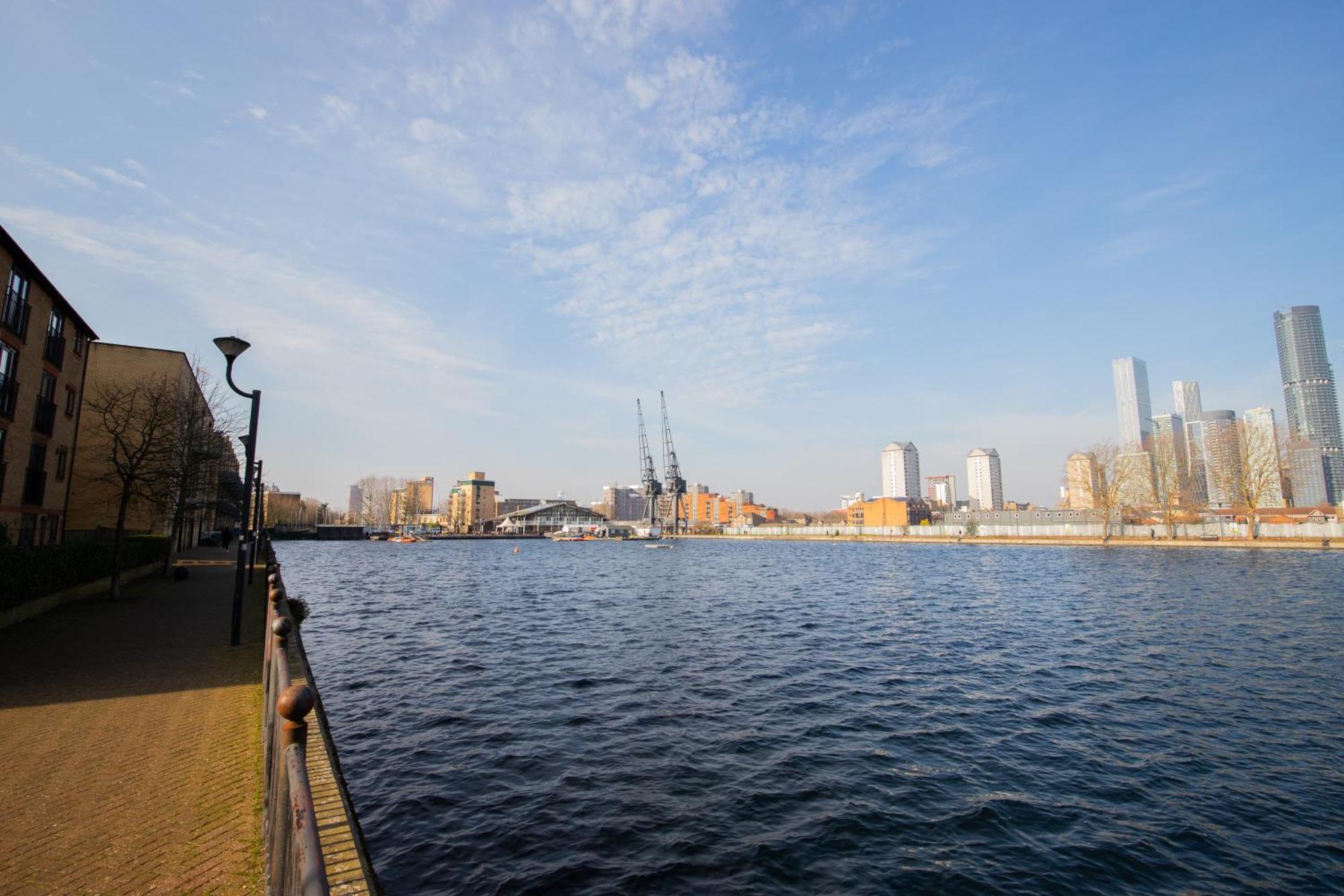 Londwell, Canary Wharf Riverfront Chic London