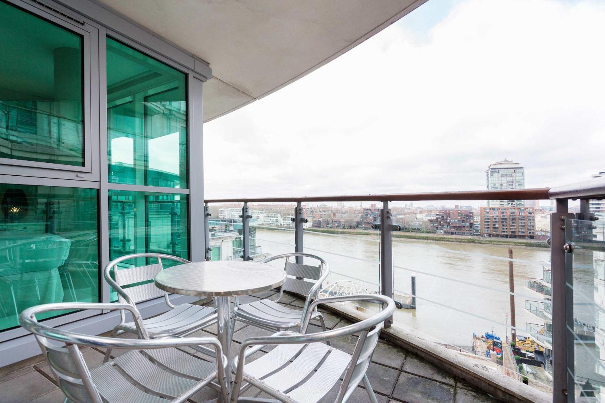 Veeve - River Views From Vauxhall Apartment