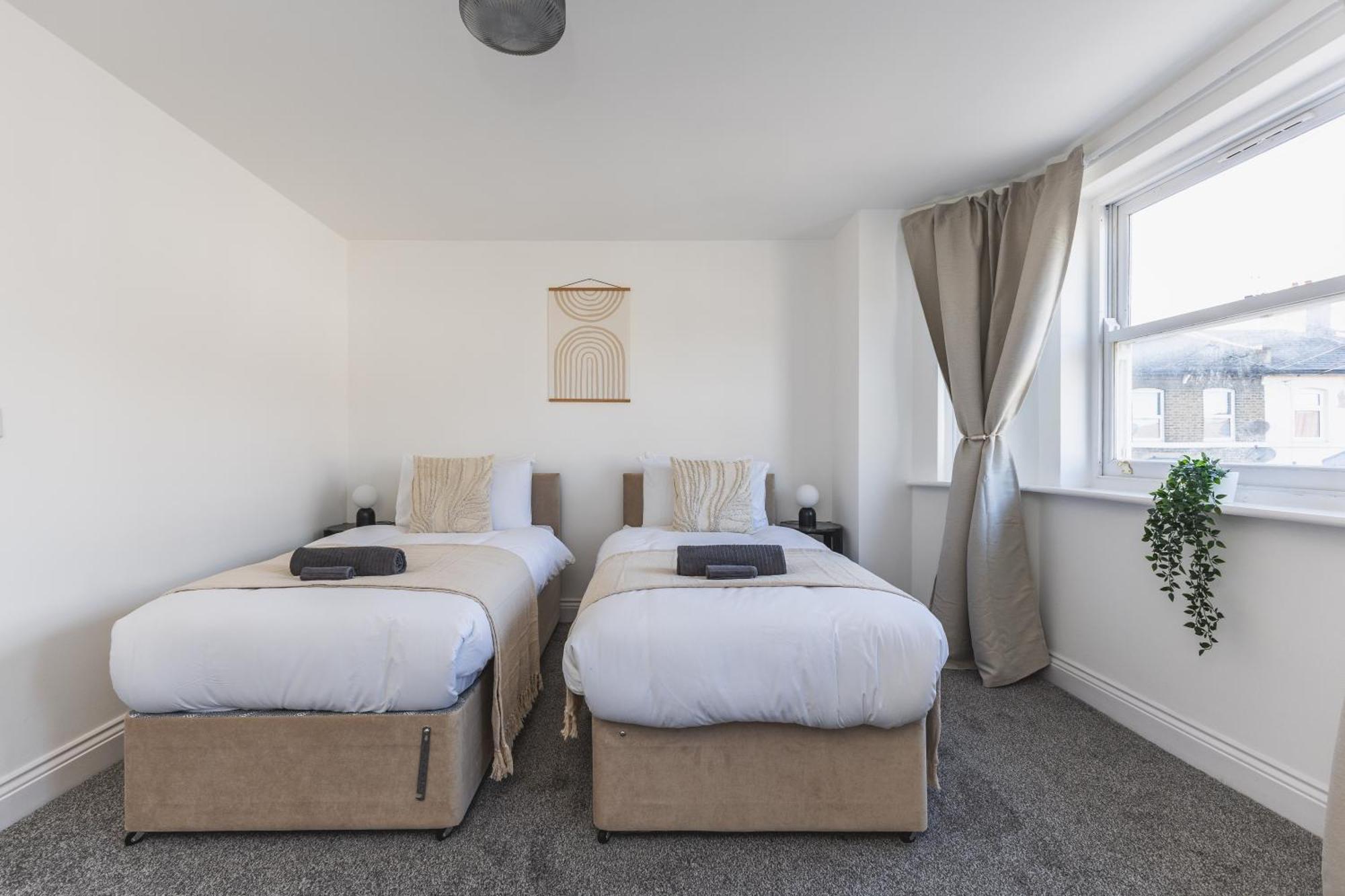 Arte Serviced Stratford - 3 Bedrooms 2 Bathrooms London, Stratford, Maryland, Free Parking, Garden, Weekly Or Monthly - Up To 8 Guests Ferienhaus London