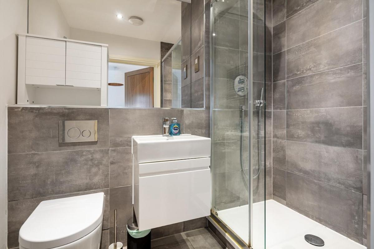Apartment Eye ,split Level And Private Patio,sleeps 6 London