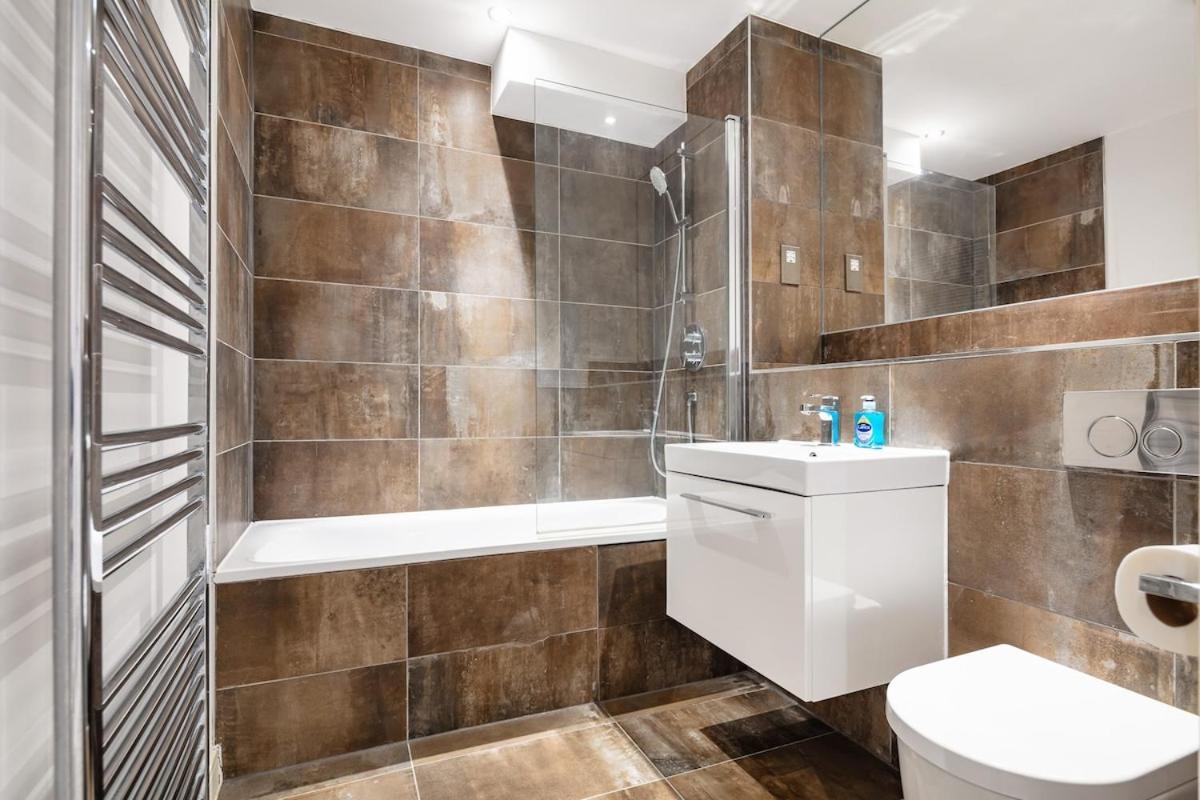 Eye ,split Level And Private Patio,sleeps 6 London