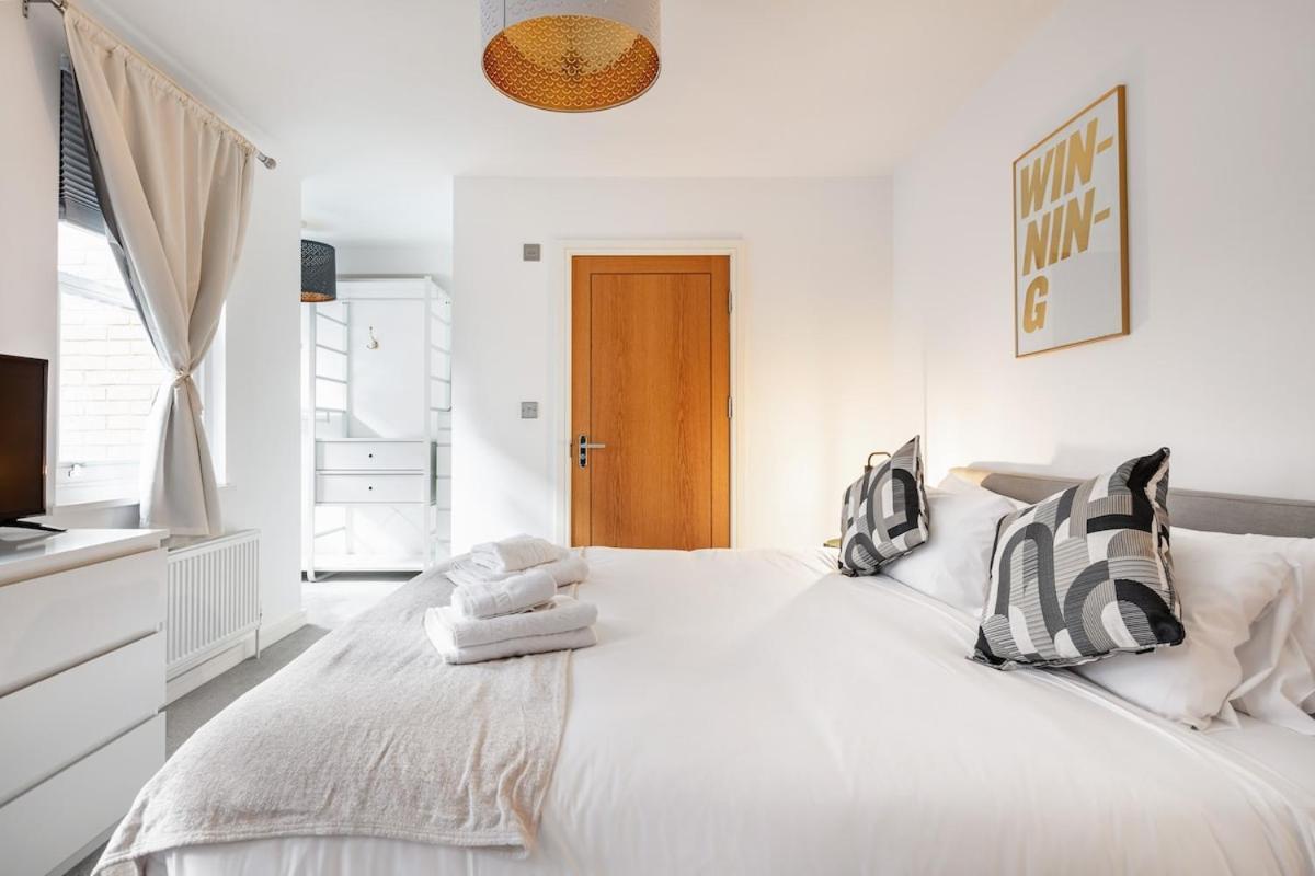 Eye ,split Level And Private Patio,sleeps 6 Apartment London