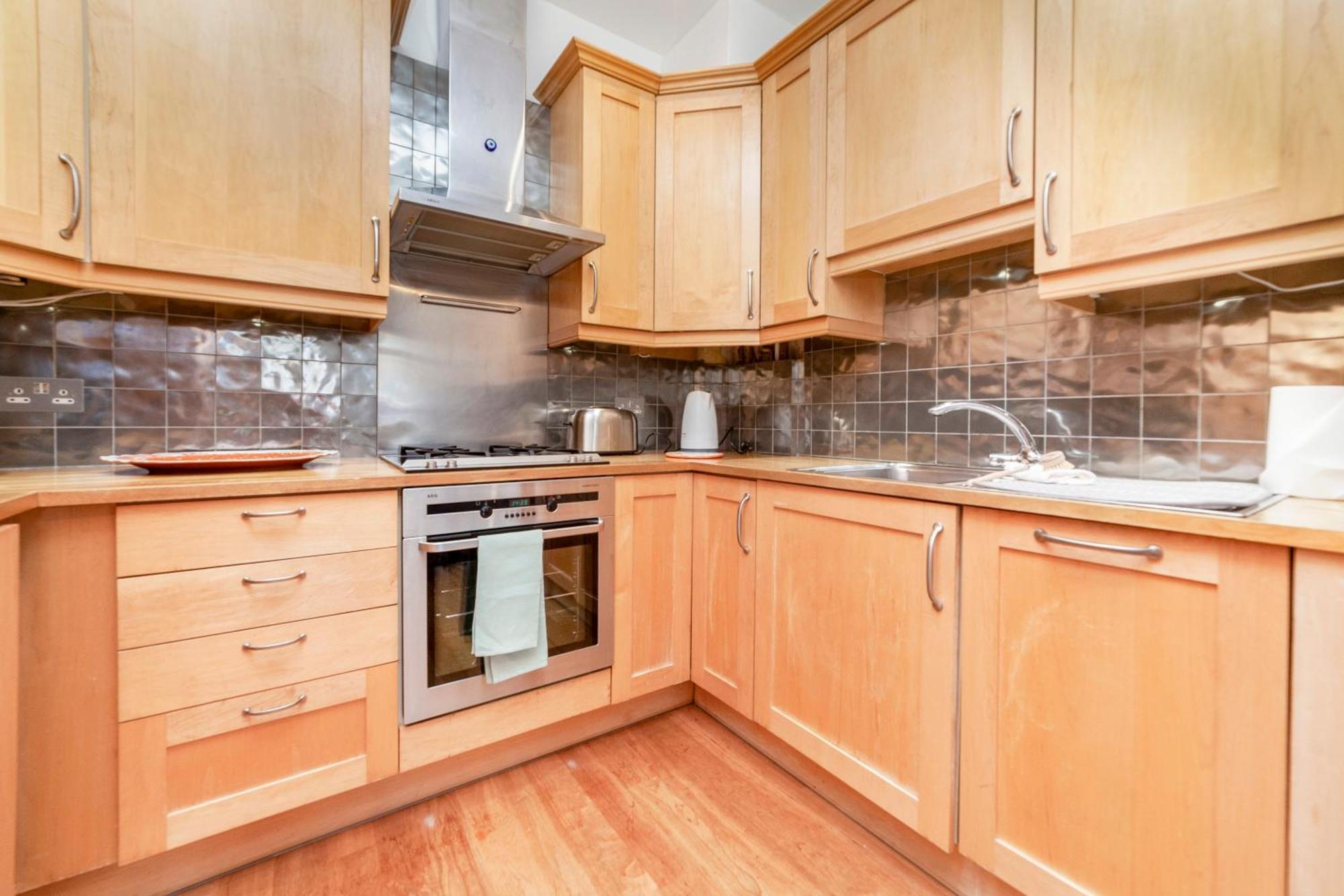 Beautiful Comfy 2 Bdr With Balcony, Chelsea * London