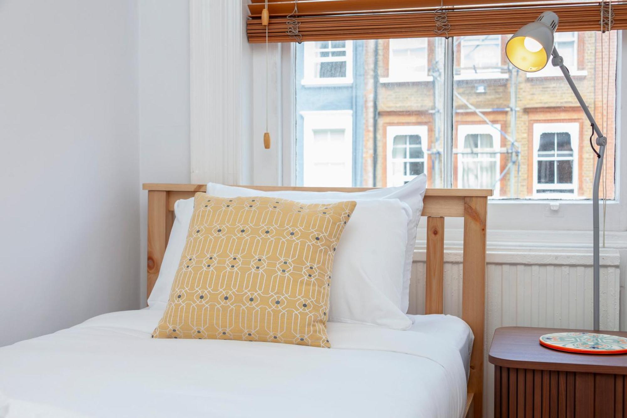Beautiful Comfy 2 Bdr With Balcony, Chelsea Apartment