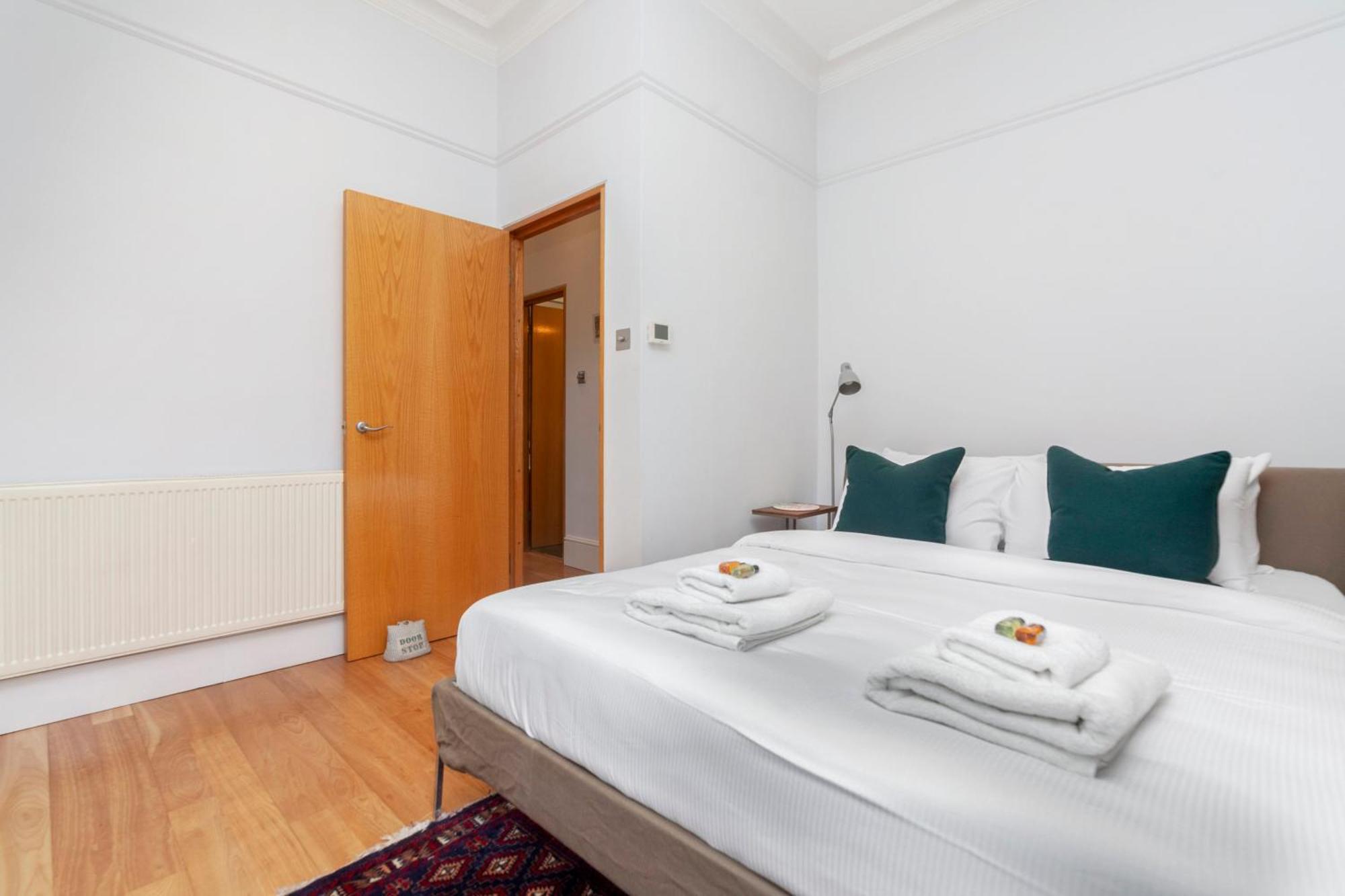 Beautiful Comfy 2 Bdr With Balcony, Chelsea Apartment *