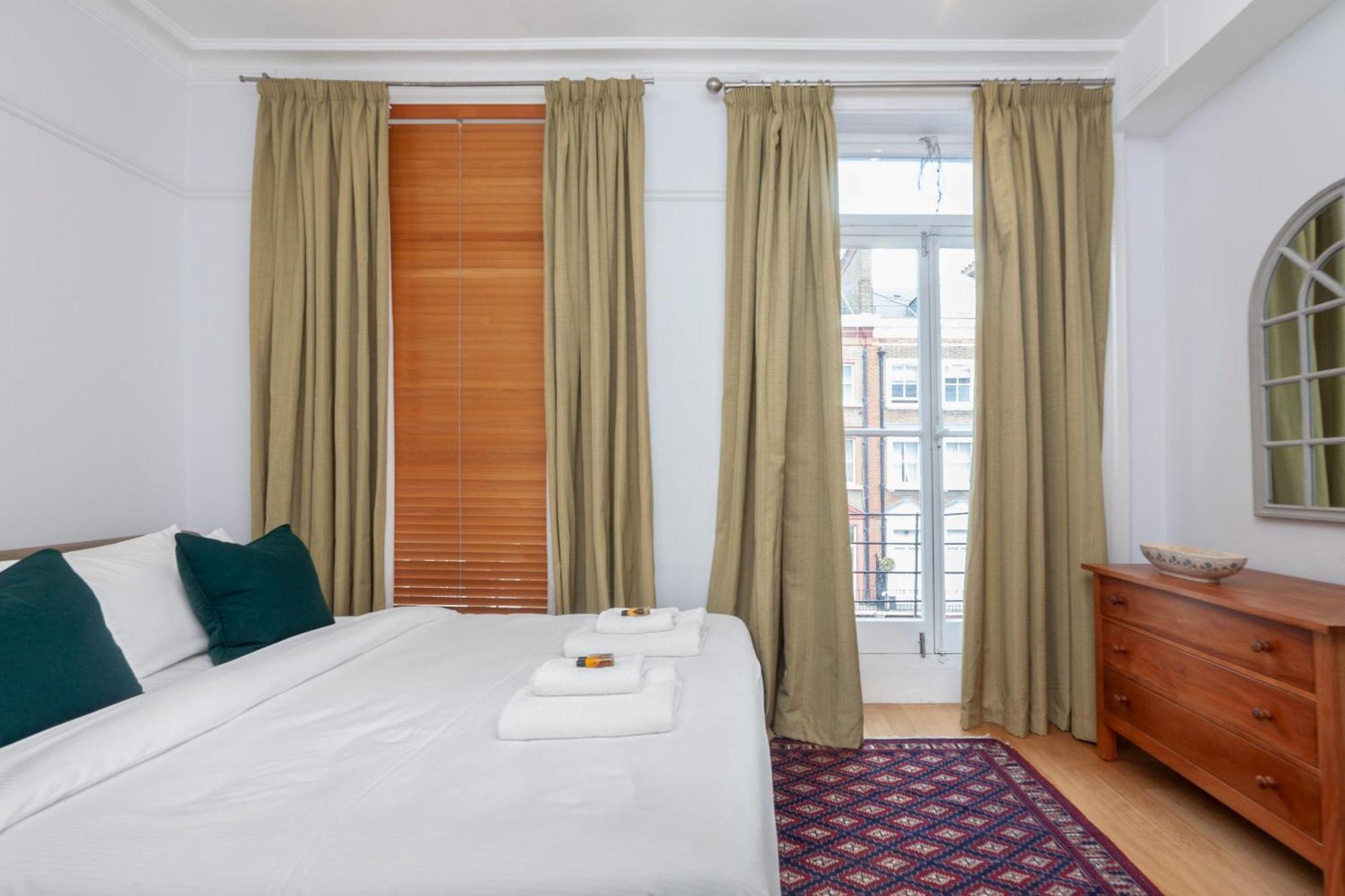 Beautiful Comfy 2 Bdr With Balcony, Chelsea Apartment London