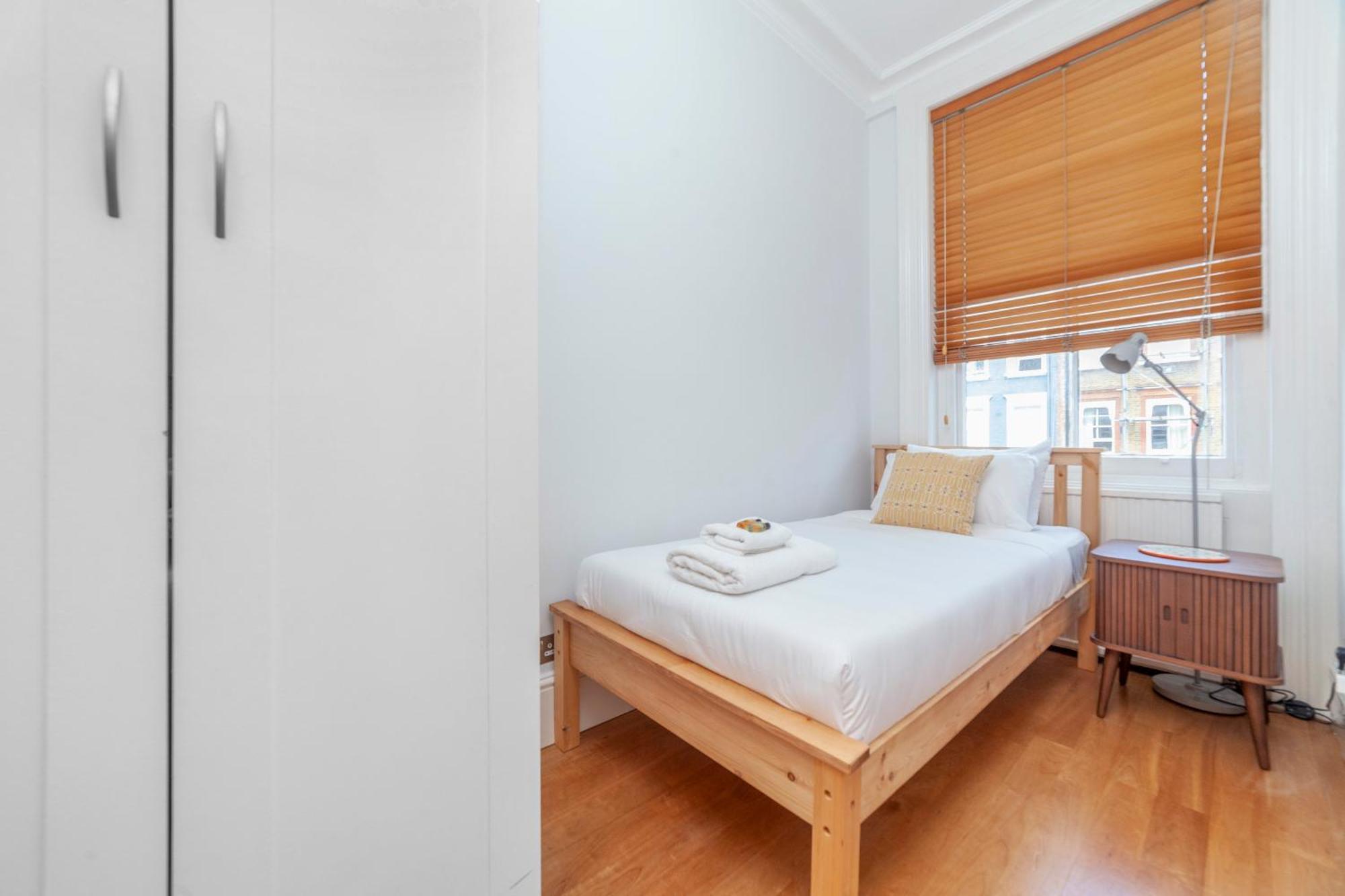 Beautiful Comfy 2 Bdr With Balcony, Chelsea Apartment