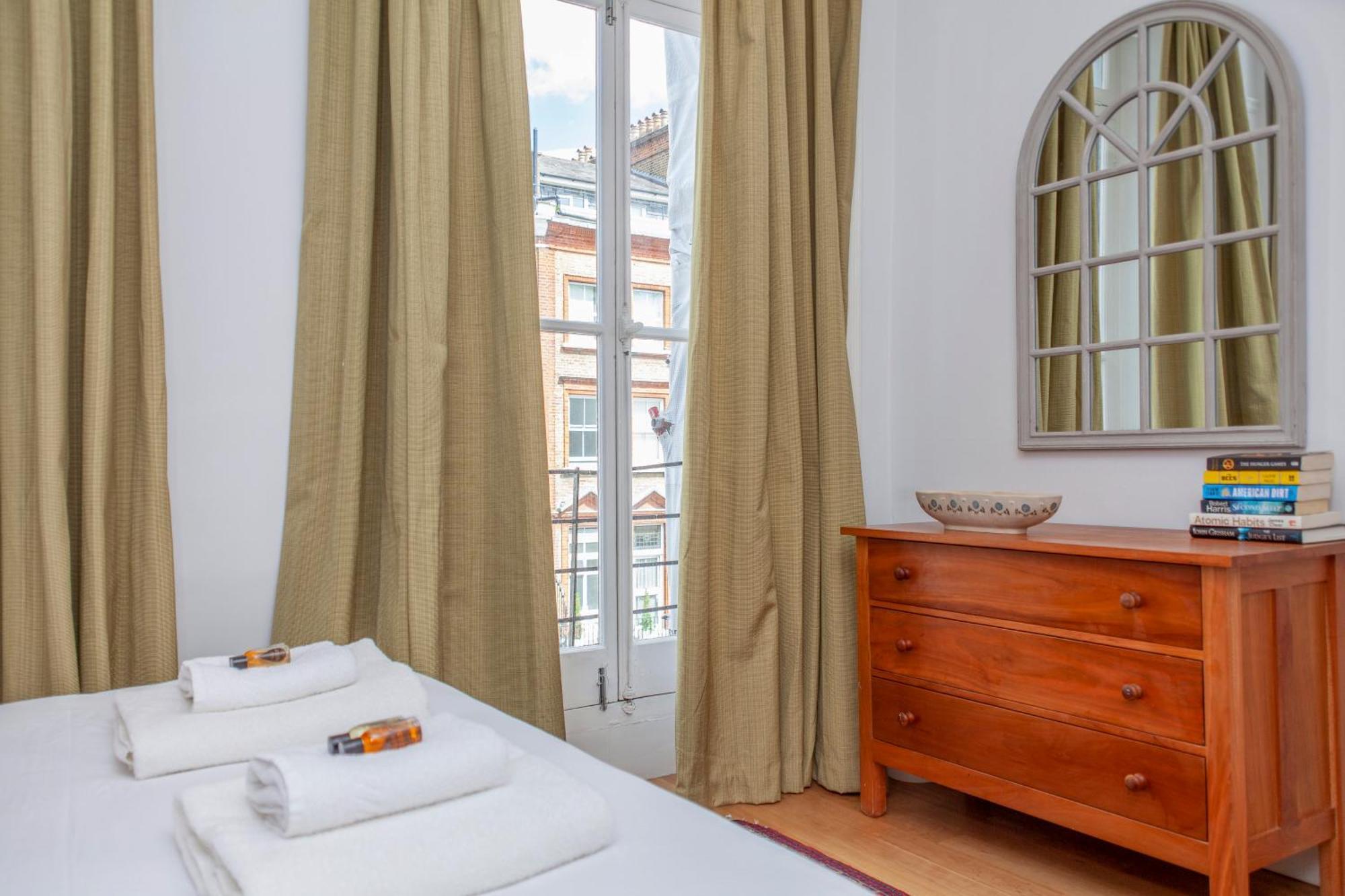 Beautiful Comfy 2 Bdr With Balcony, Chelsea Apartment London