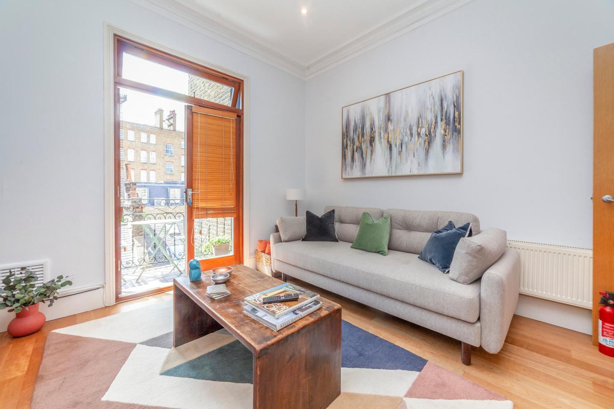 Beautiful Comfy 2 Bdr With Balcony, Chelsea Apartment