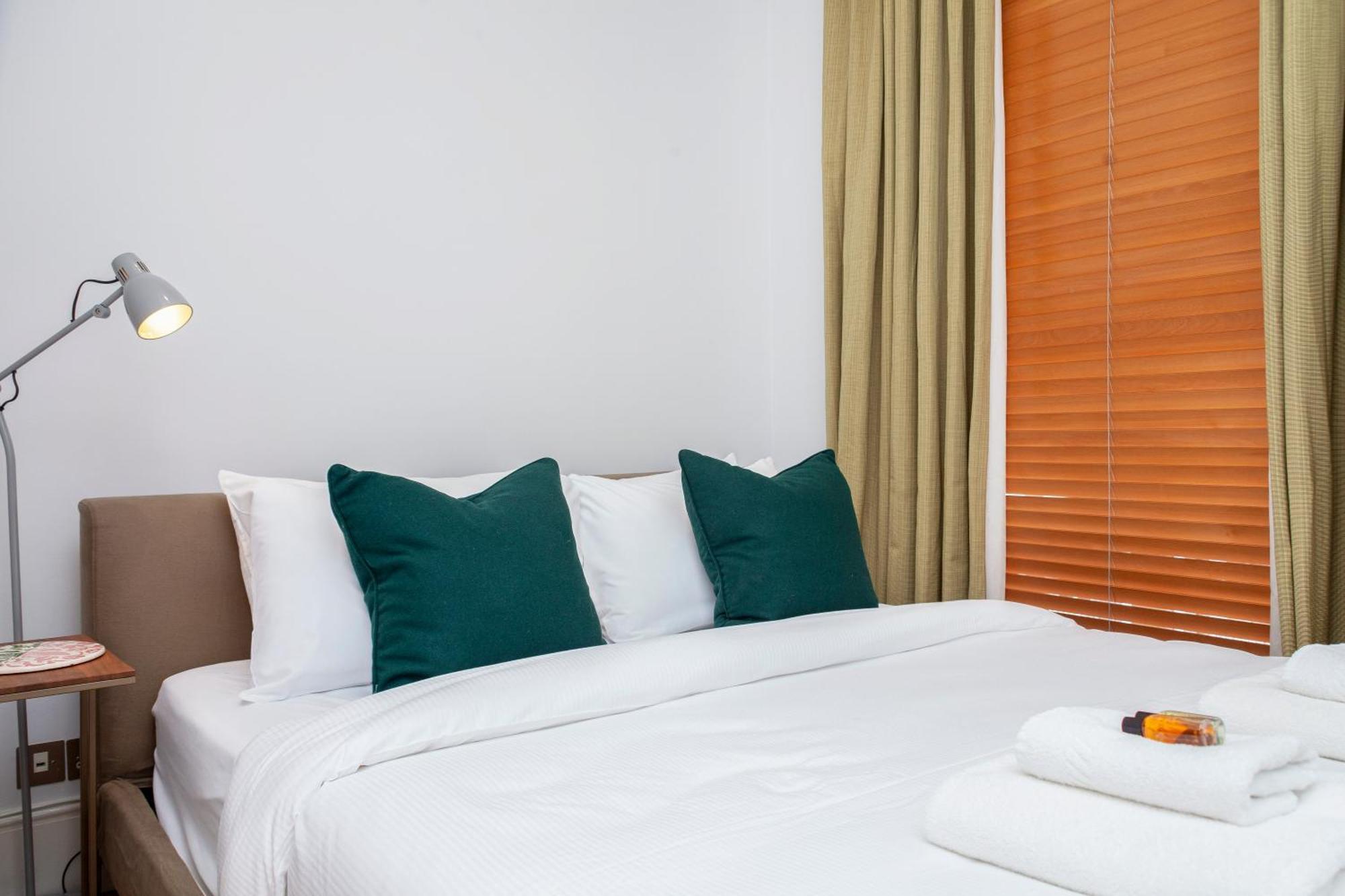 Beautiful Comfy 2 Bdr With Balcony, Chelsea Apartment *