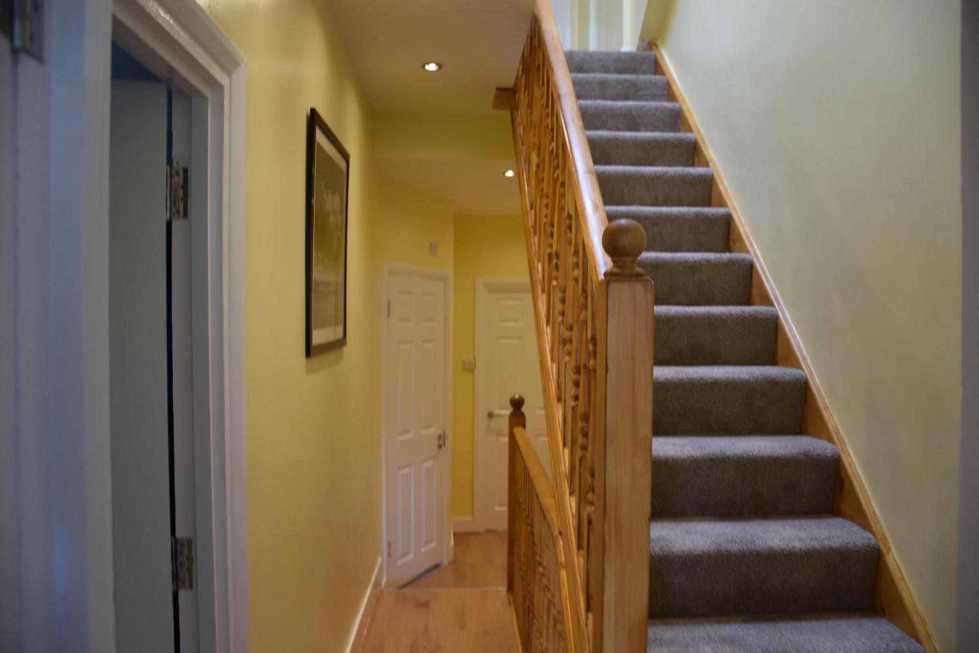 4 Bedroom - 5 Mins To Tube * London