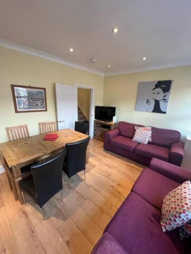 4 Bedroom - 5 Mins To Tube Apartment