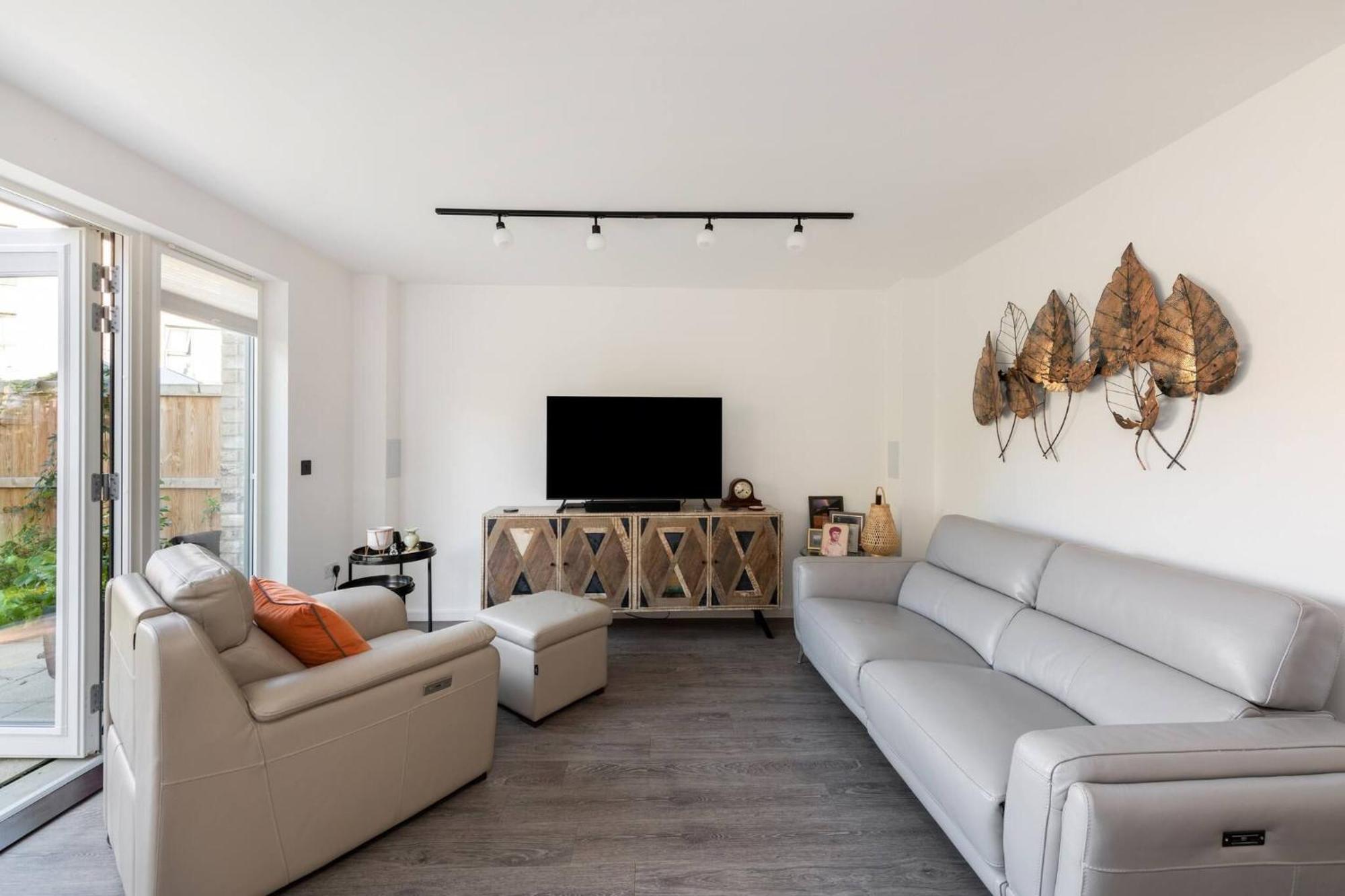 Stylish 3-bed Townhouse With 3 Baths In Southgate Londen