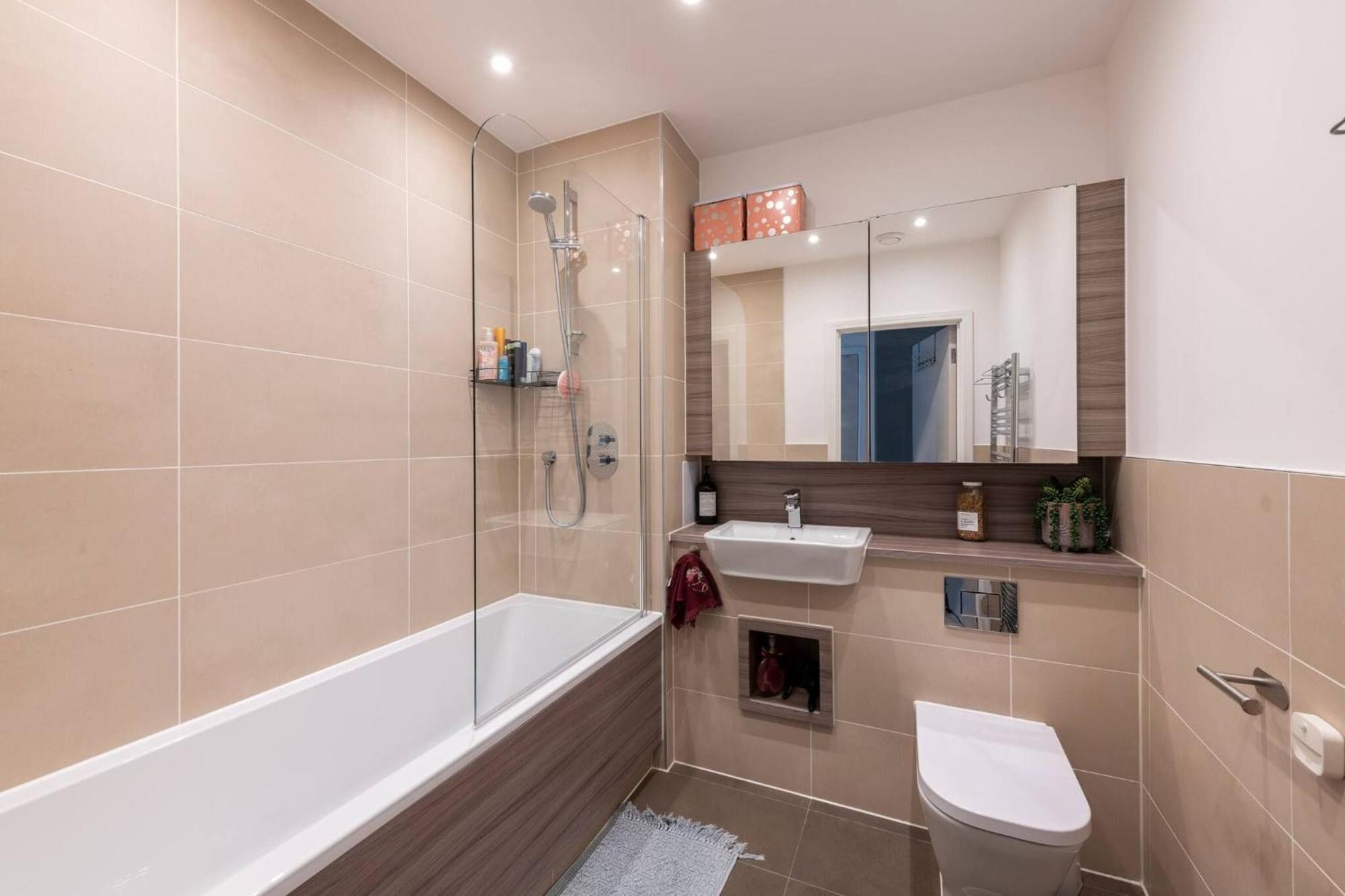 Stylish 3-bed Townhouse With 3 Baths In Southgate Appartement Londen