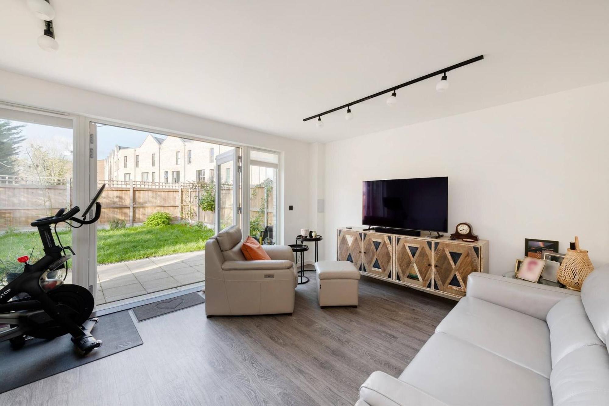 Stylish 3-bed Townhouse With 3 Baths In Southgate * Londen