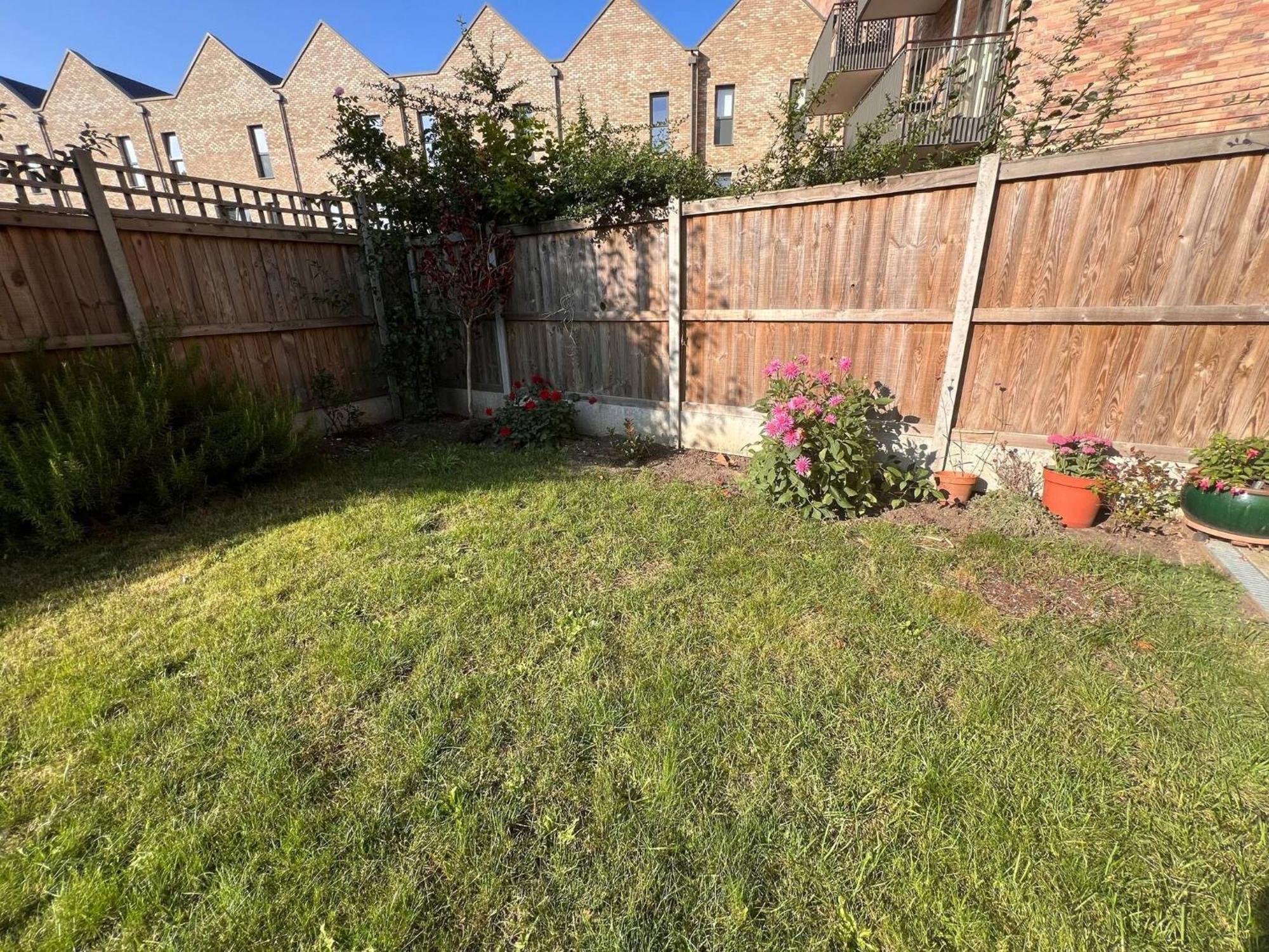 Stylish 3-bed Townhouse With 3 Baths In Southgate Appartement Londen