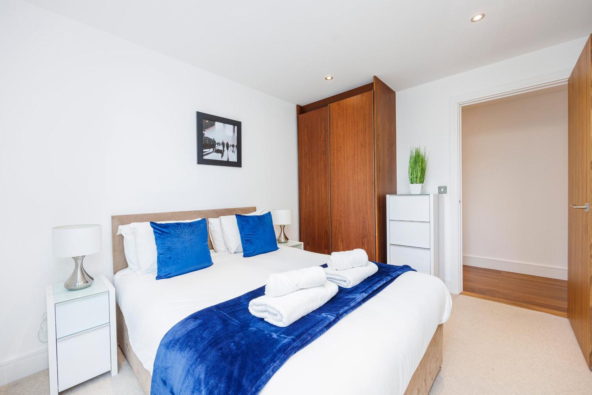 3 Bed In Canary Wharf, Weekly & Monthly Offers *