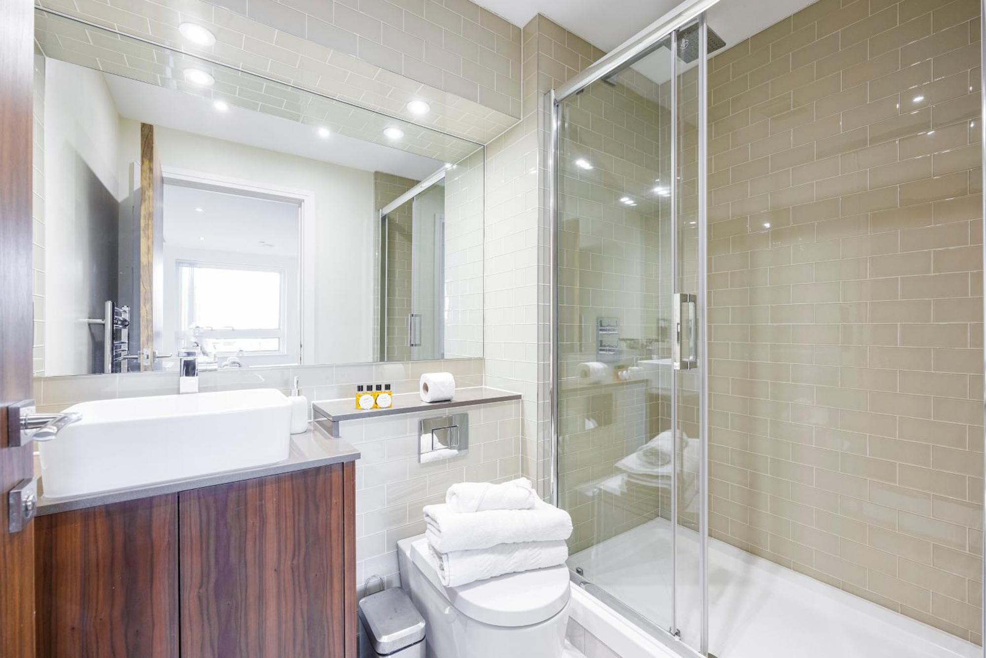 3 Bed In Canary Wharf, Weekly & Monthly Offers *