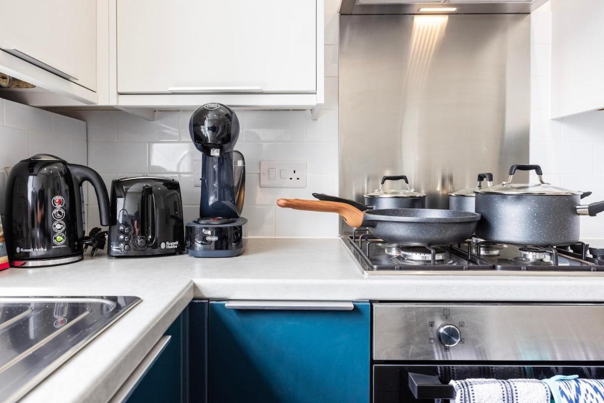 Apartment New 1 Bed Zone 2 Ideal For Contractors Free Parking & Near Uber Boat Pier , Long Welcome , Offers *