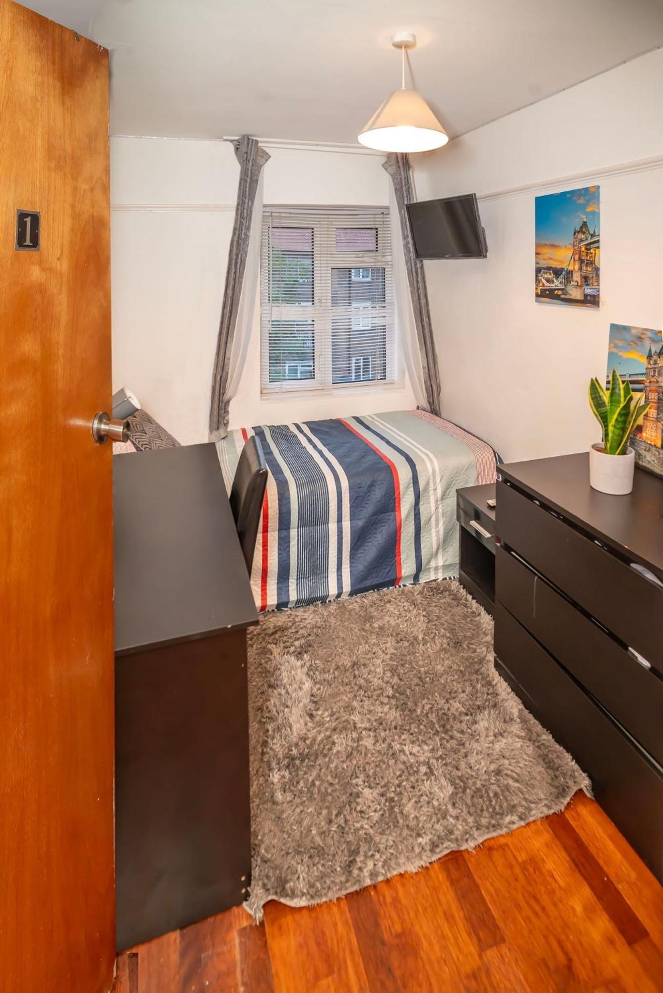 4 Bedroom House Rented By The Bed & Breakfast London
