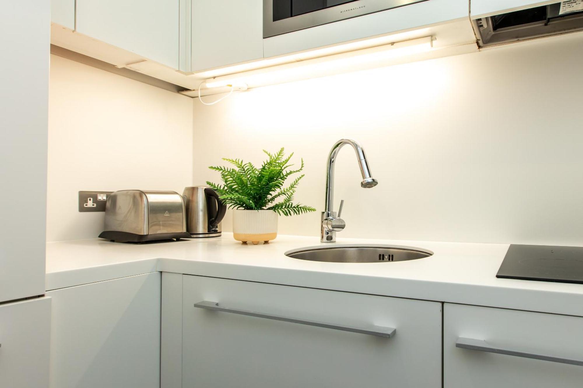Comfortable With Balcony Near Monument Station Appartement Londen