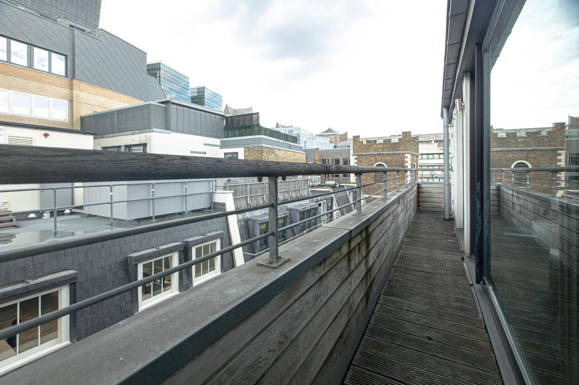 Comfortable With Balcony Near Monument Station Londen