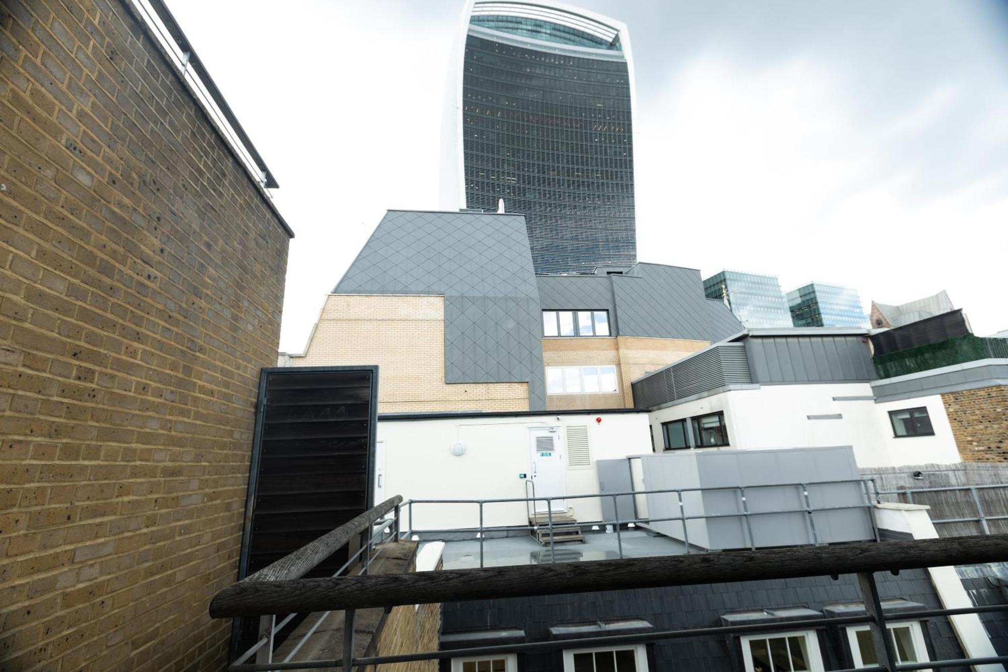 Comfortable With Balcony Near Monument Station *