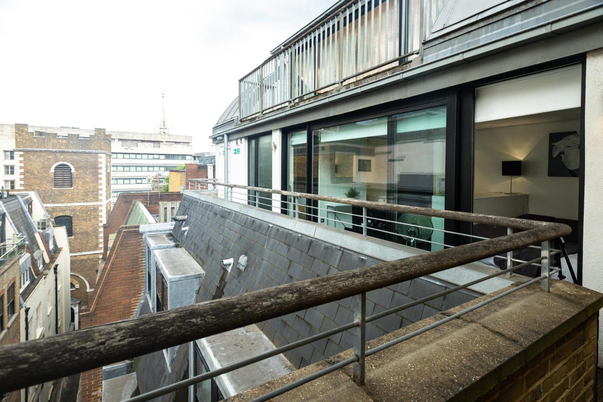 Comfortable With Balcony Near Monument Station Appartement