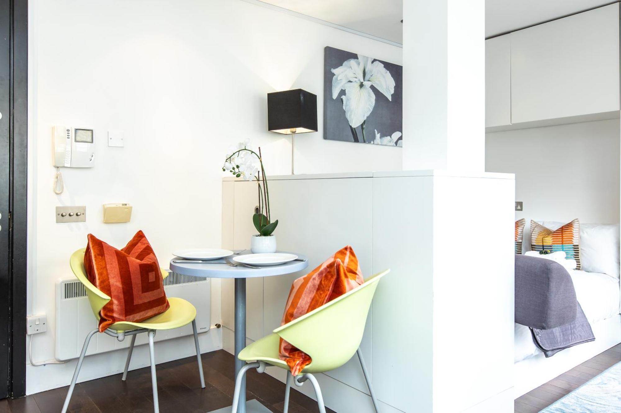 Appartement Comfortable With Balcony Near Monument Station