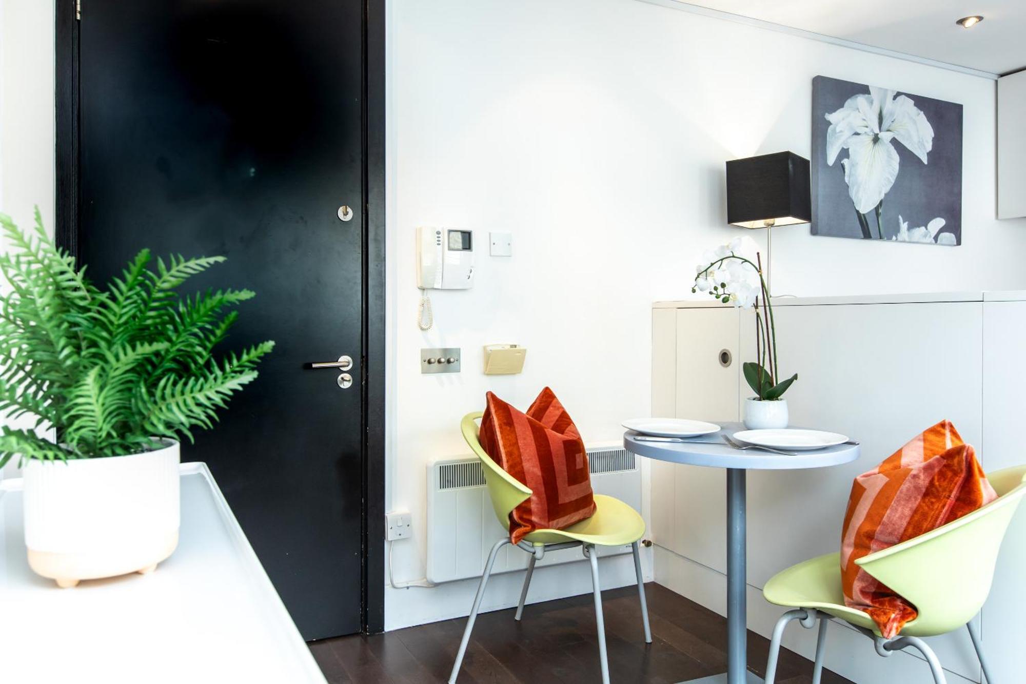 Comfortable With Balcony Near Monument Station Appartement