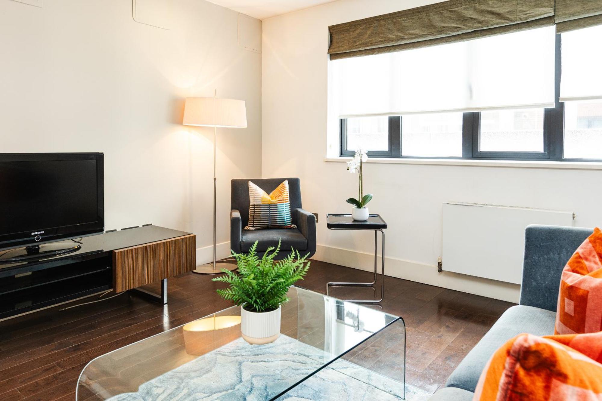 Apartment Stylish 1br, Near Monument Station!